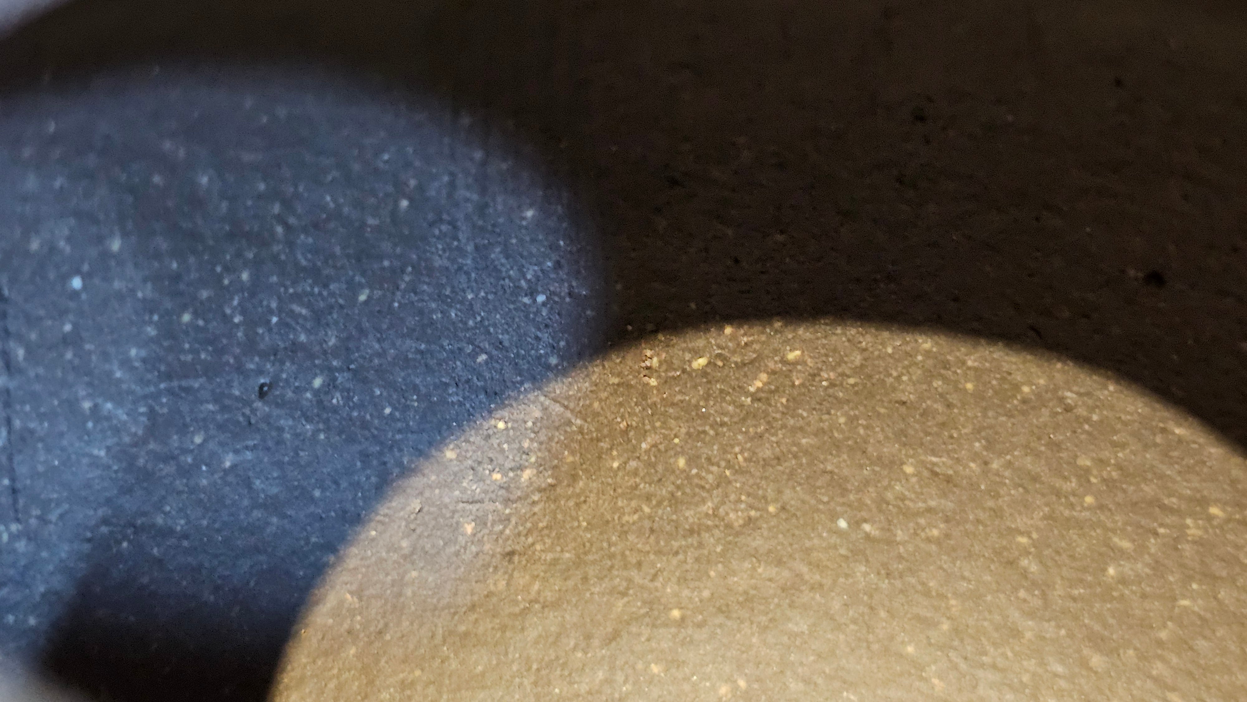 Du Zhi Hu《笃志壶》, 173.9ml, Hei Zi Ni 黑紫泥, by our Craftsman Zhang Huan 张欢, Calligraphy and Bamboos Engraving by Craftsman Yi Cheng 逸成。