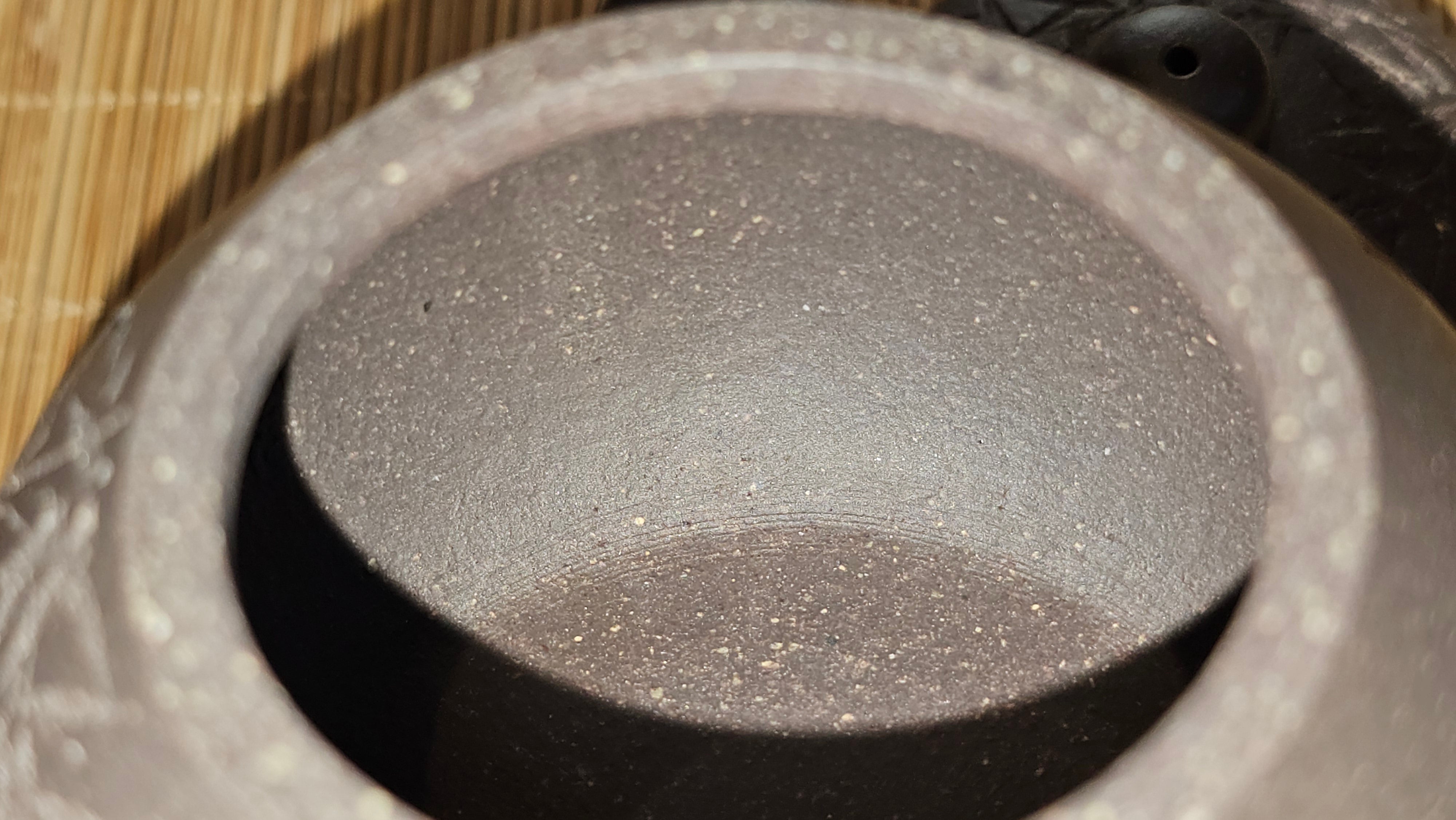 Du Zhi Hu《笃志壶》, 173.9ml, Hei Zi Ni 黑紫泥, by our Craftsman Zhang Huan 张欢, Calligraphy and Bamboos Engraving by Craftsman Yi Cheng 逸成。