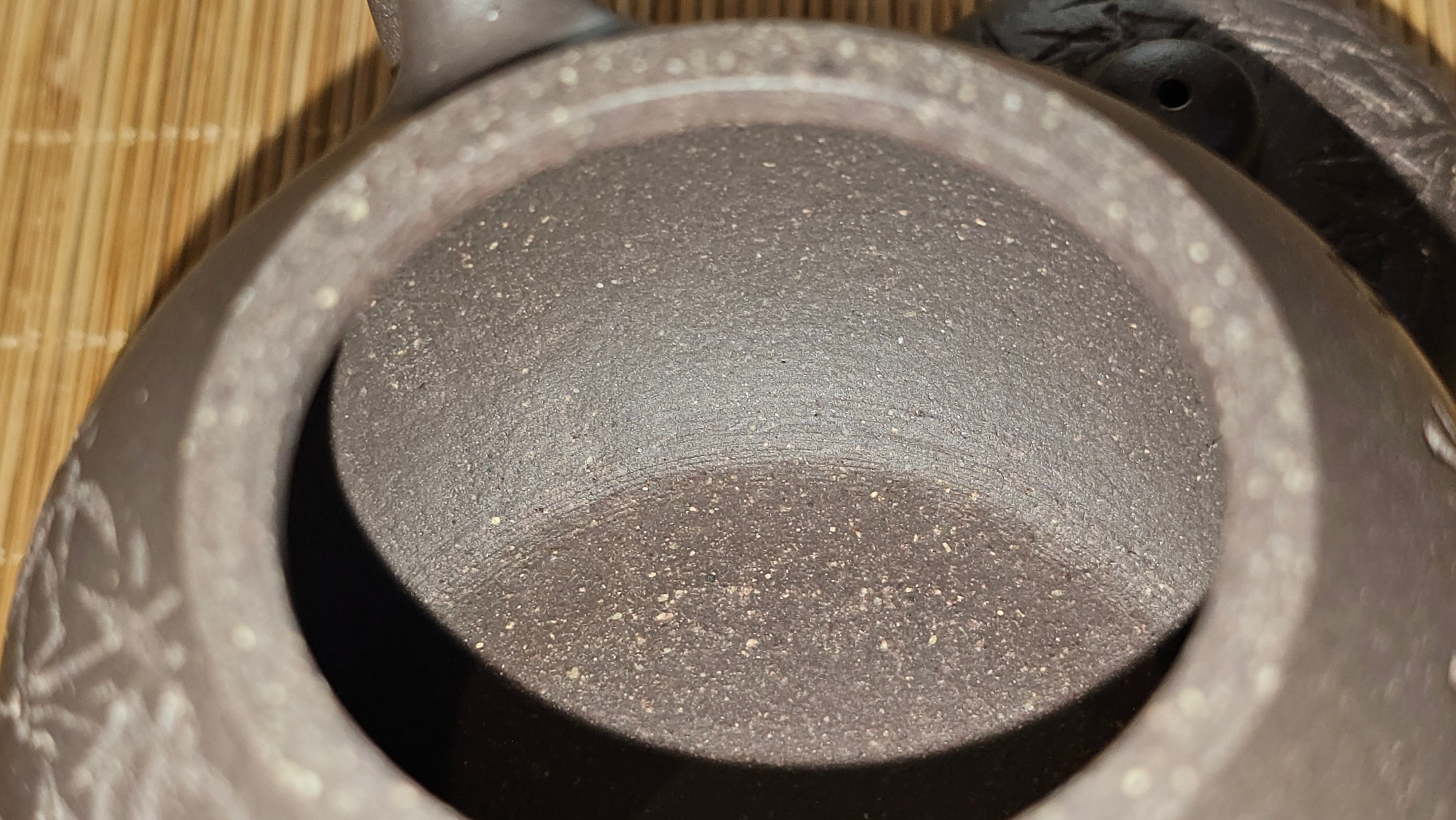 Du Zhi Hu《笃志壶》, 173.9ml, Hei Zi Ni 黑紫泥, by our Craftsman Zhang Huan 张欢, Calligraphy and Bamboos Engraving by Craftsman Yi Cheng 逸成。