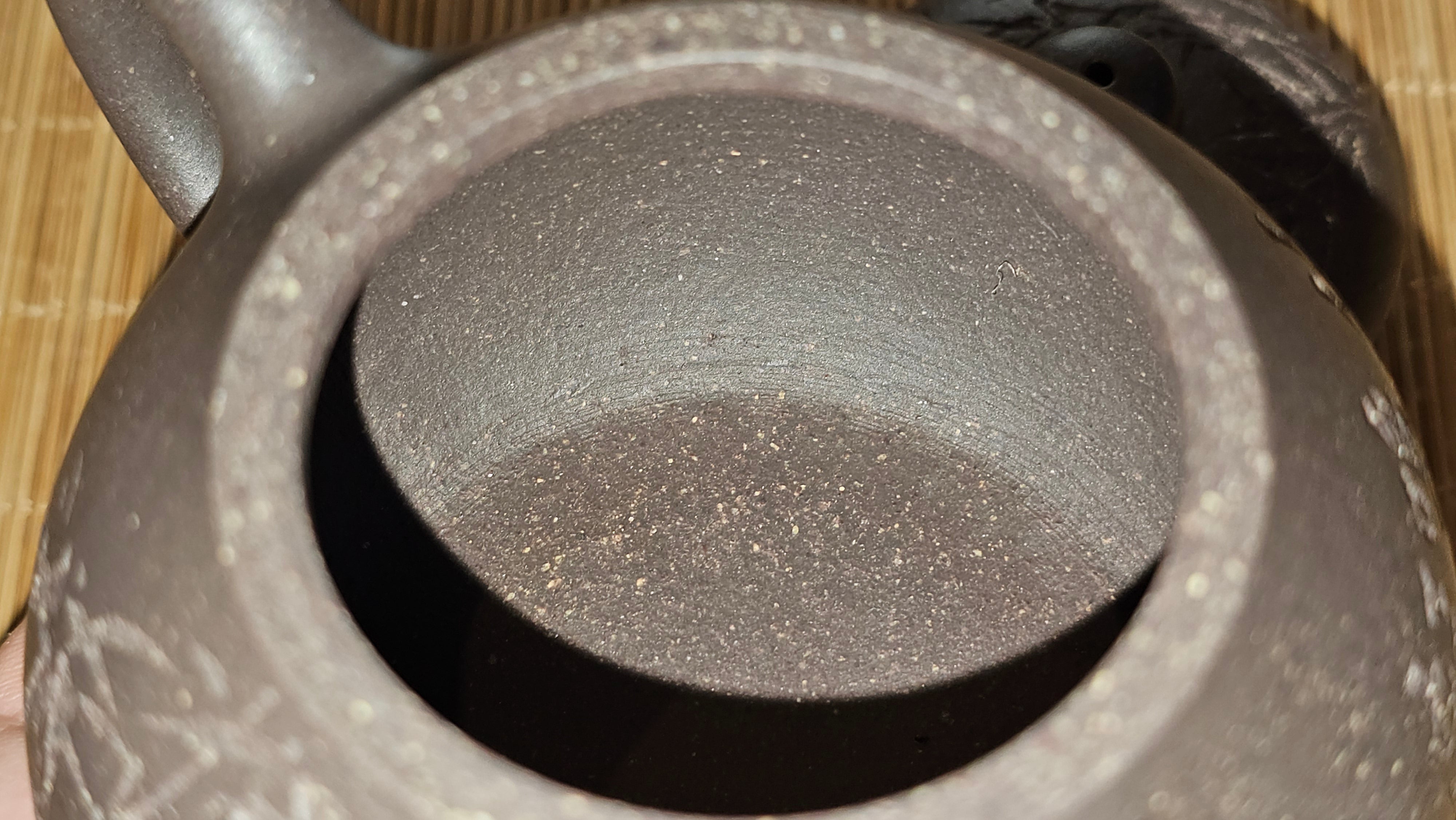 Du Zhi Hu《笃志壶》, 173.9ml, Hei Zi Ni 黑紫泥, by our Craftsman Zhang Huan 张欢, Calligraphy and Bamboos Engraving by Craftsman Yi Cheng 逸成。