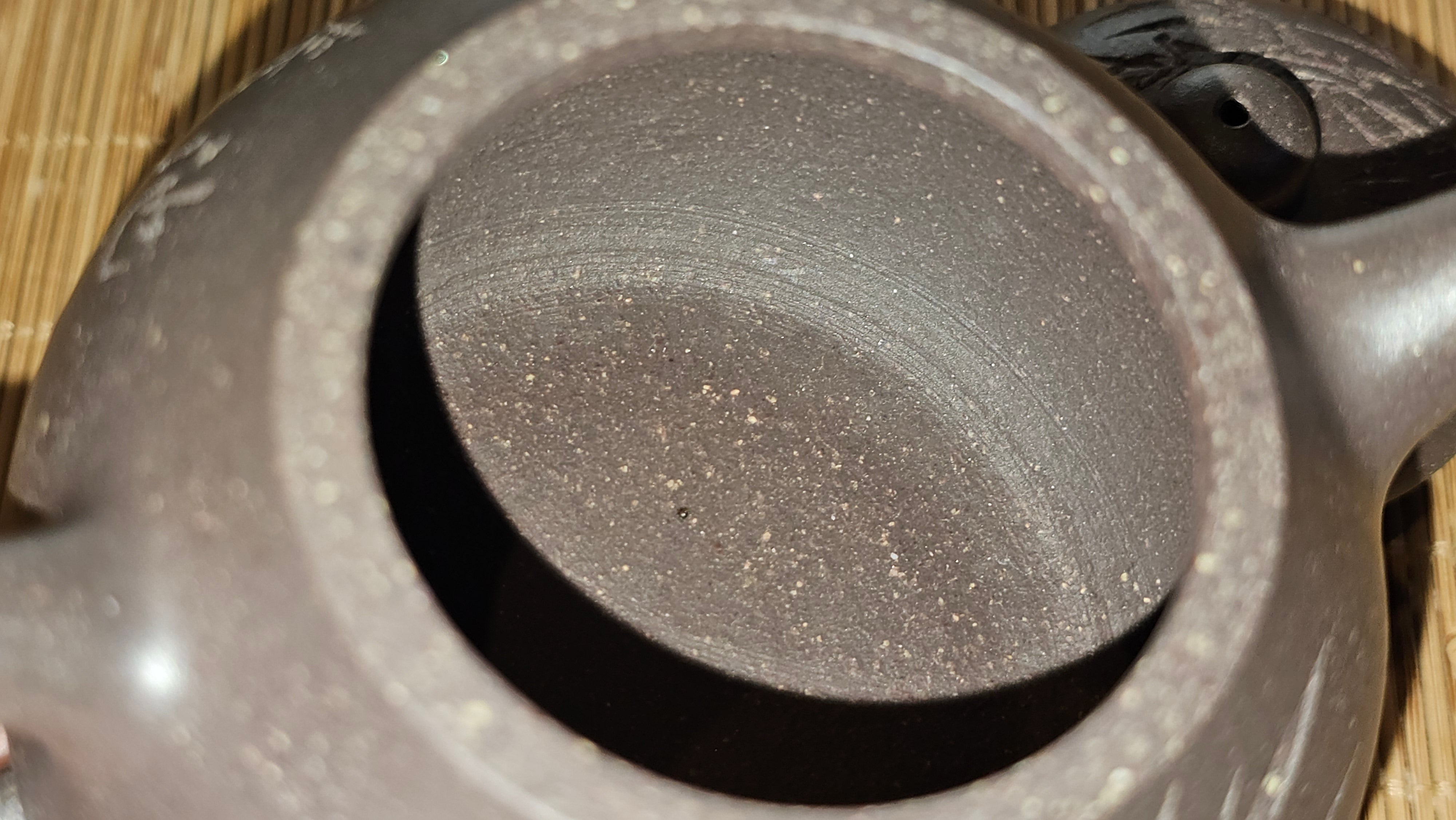 Du Zhi Hu《笃志壶》, 173.9ml, Hei Zi Ni 黑紫泥, by our Craftsman Zhang Huan 张欢, Calligraphy and Bamboos Engraving by Craftsman Yi Cheng 逸成。