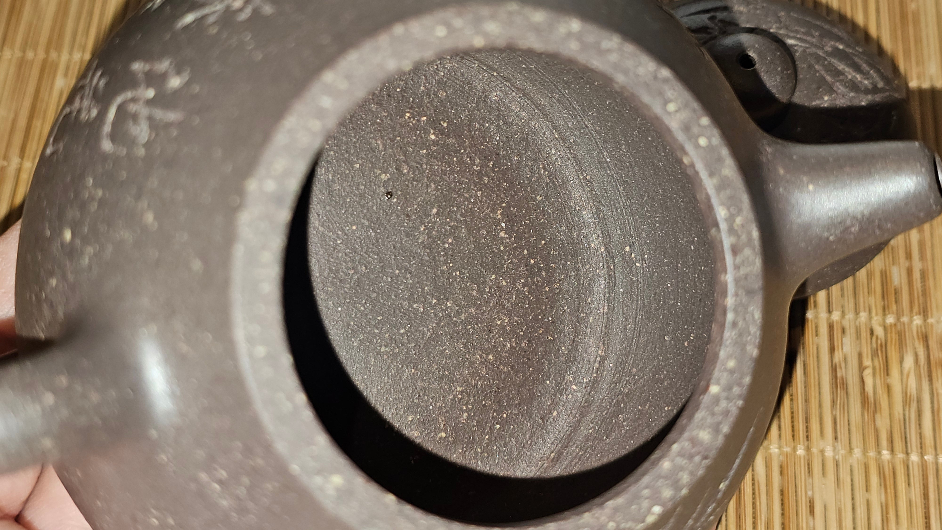 Du Zhi Hu《笃志壶》, 173.9ml, Hei Zi Ni 黑紫泥, by our Craftsman Zhang Huan 张欢, Calligraphy and Bamboos Engraving by Craftsman Yi Cheng 逸成。