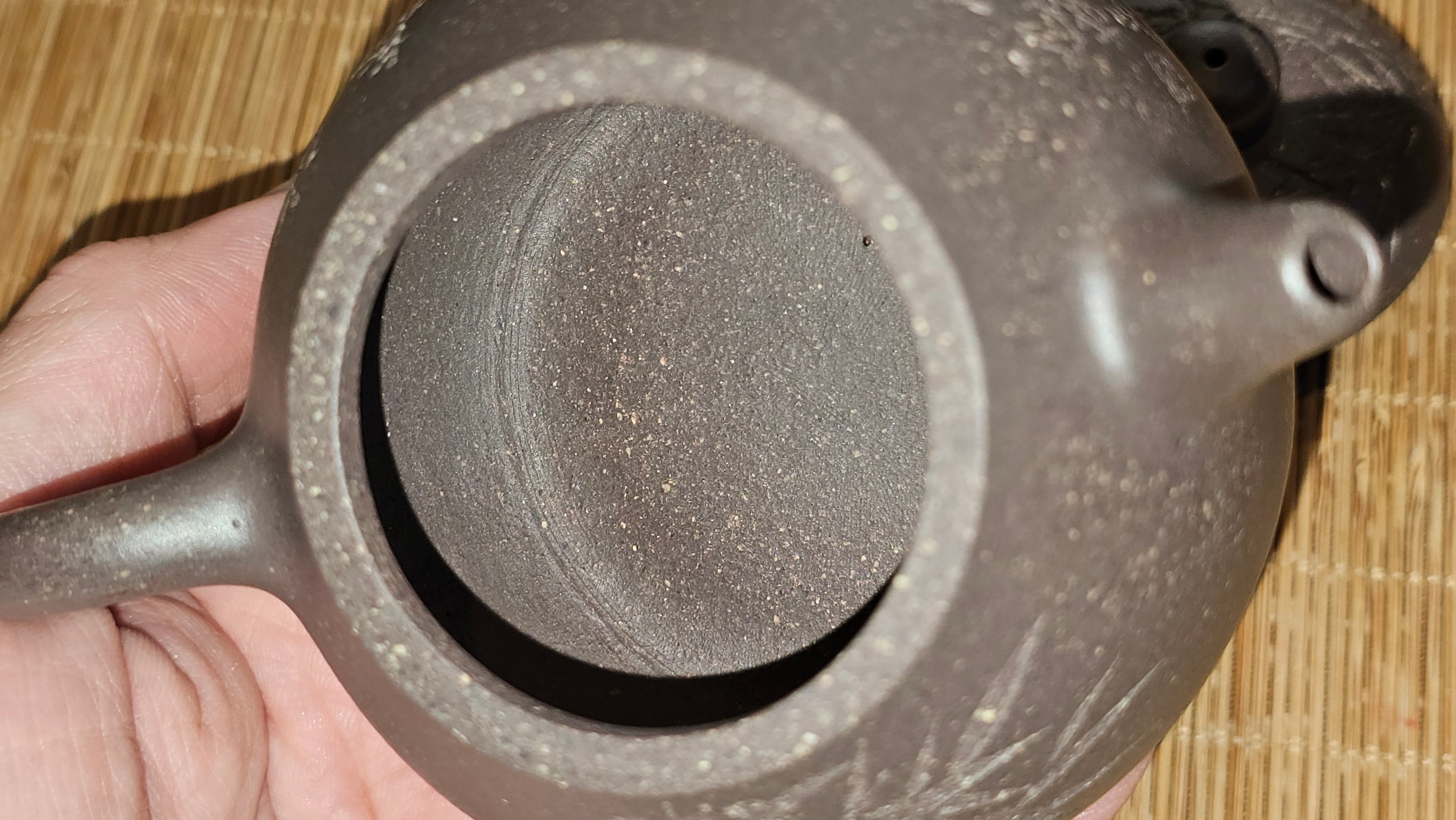 Du Zhi Hu《笃志壶》, 173.9ml, Hei Zi Ni 黑紫泥, by our Craftsman Zhang Huan 张欢, Calligraphy and Bamboos Engraving by Craftsman Yi Cheng 逸成。