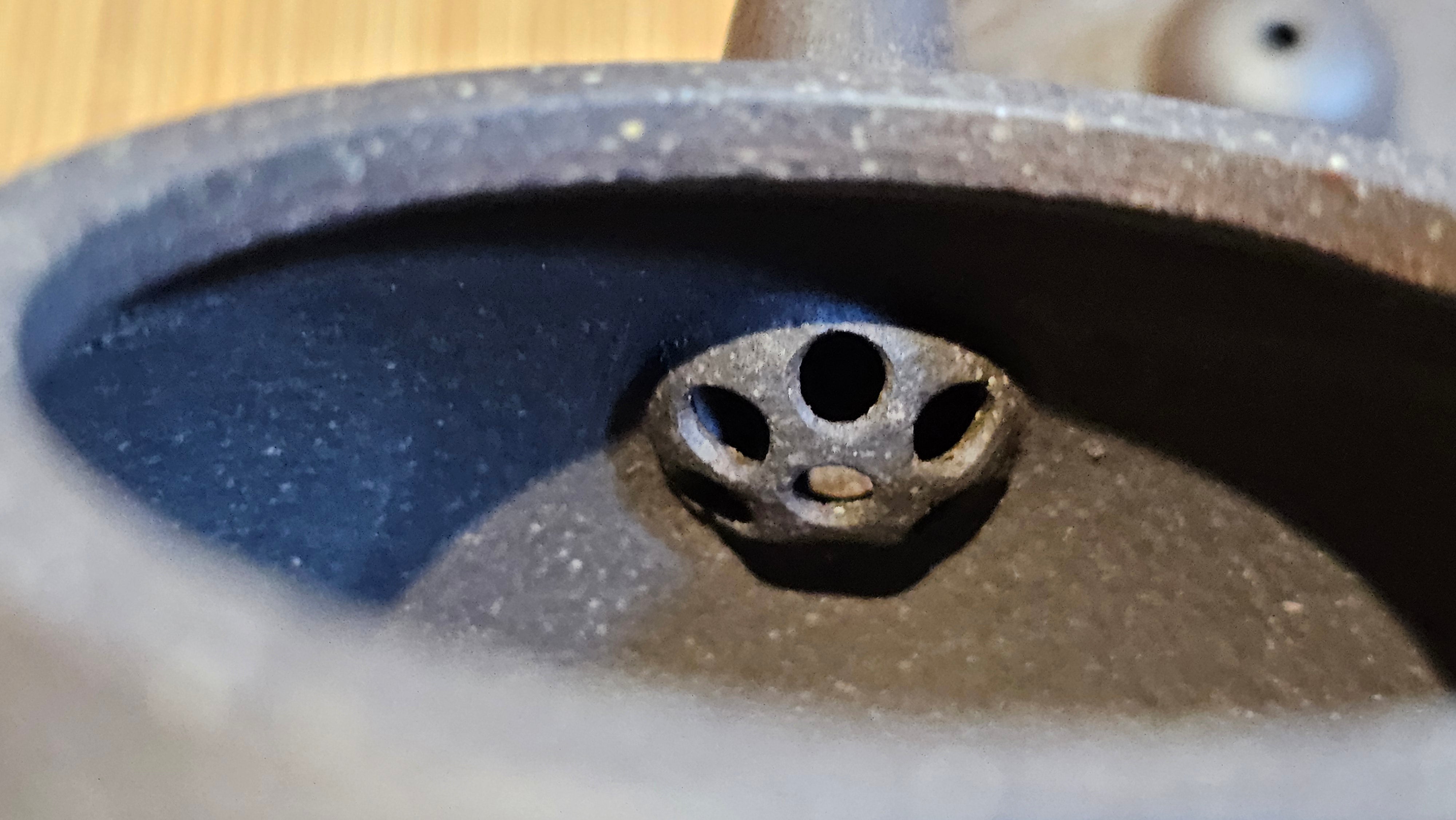 Du Zhi Hu《笃志壶》, 173.9ml, Hei Zi Ni 黑紫泥, by our Craftsman Zhang Huan 张欢, Calligraphy and Bamboos Engraving by Craftsman Yi Cheng 逸成。