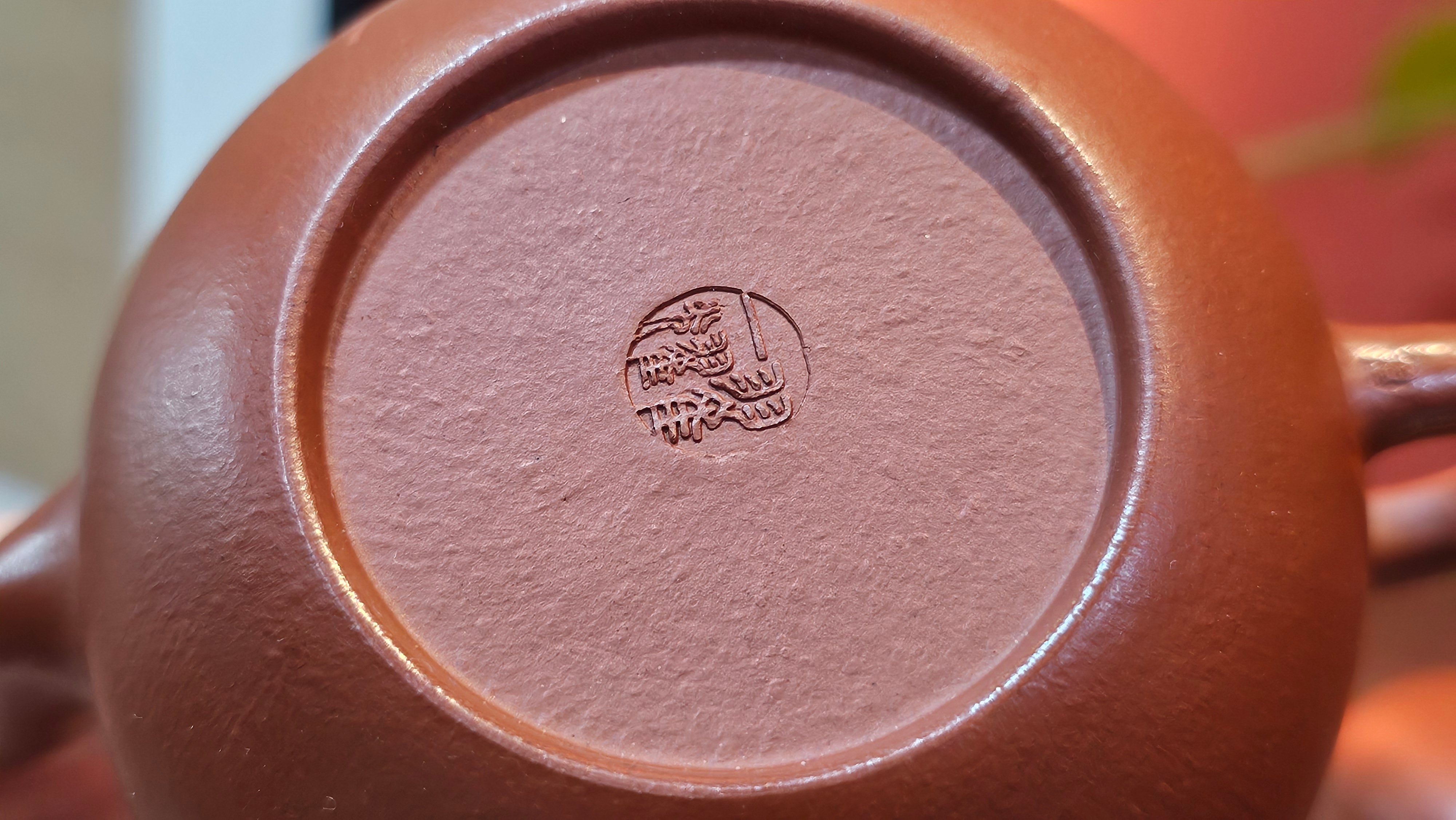 Li Xing 梨形, 169.3ml, Xiao Mei Yao Zhu Ni 小煤窑朱泥 by our Collaborative Craftsman Zhai Yi Yao 翟一耀, 梅花刻绘, Engraving of Bamboo and Calligraphy, by Craftsman Yi De Shu 一德书 ~ Congratulations to!Tea Sommr A.M., 1238hrs 16th August 2025, Padua! Italy🇮🇹!