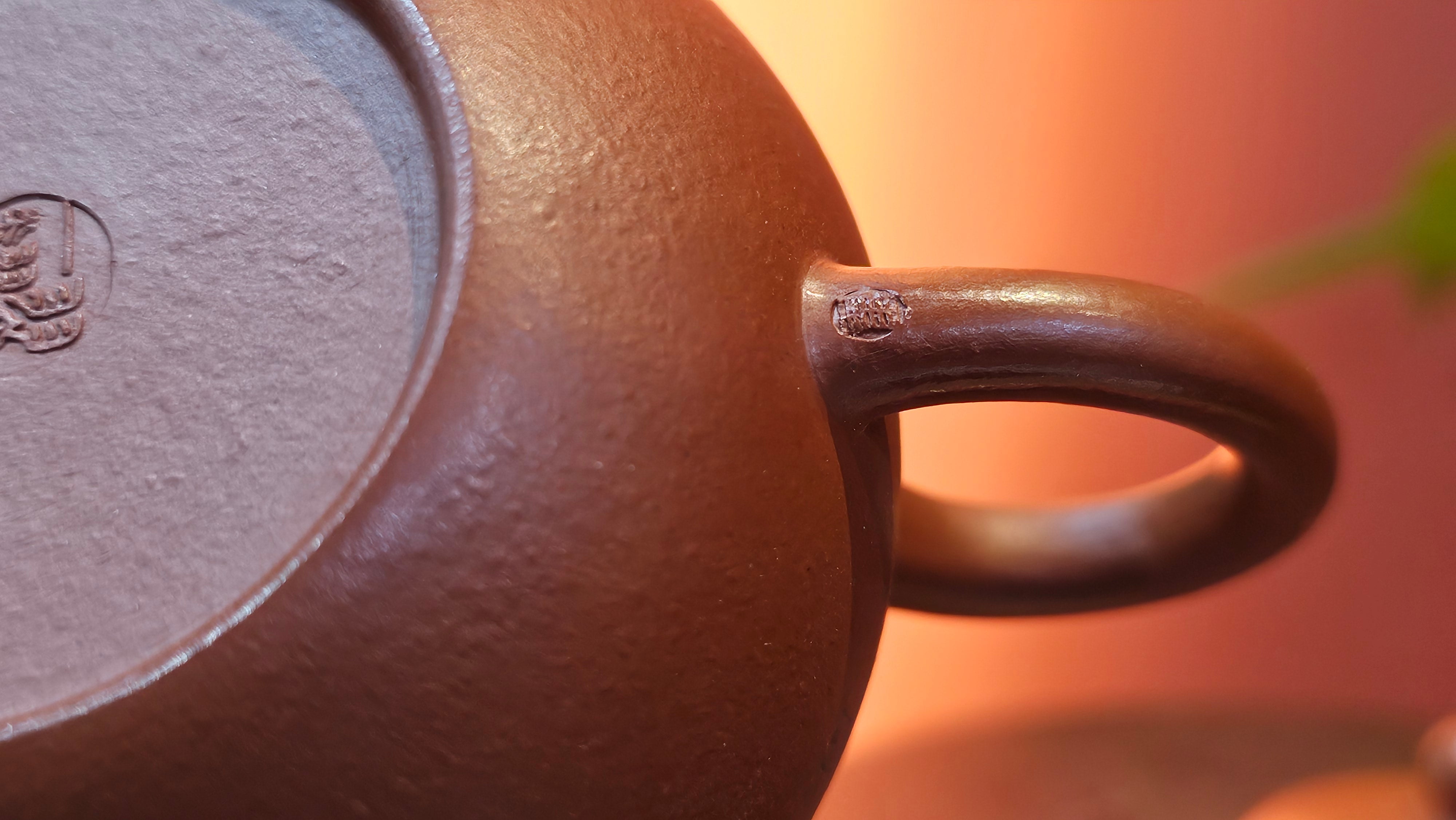 Li Xing 梨形, 169.3ml, Xiao Mei Yao Zhu Ni 小煤窑朱泥 by our Collaborative Craftsman Zhai Yi Yao 翟一耀, 梅花刻绘, Engraving of Bamboo and Calligraphy, by Craftsman Yi De Shu 一德书 ~ Congratulations to!Tea Sommr A.M., 1238hrs 16th August 2025, Padua! Italy🇮🇹!