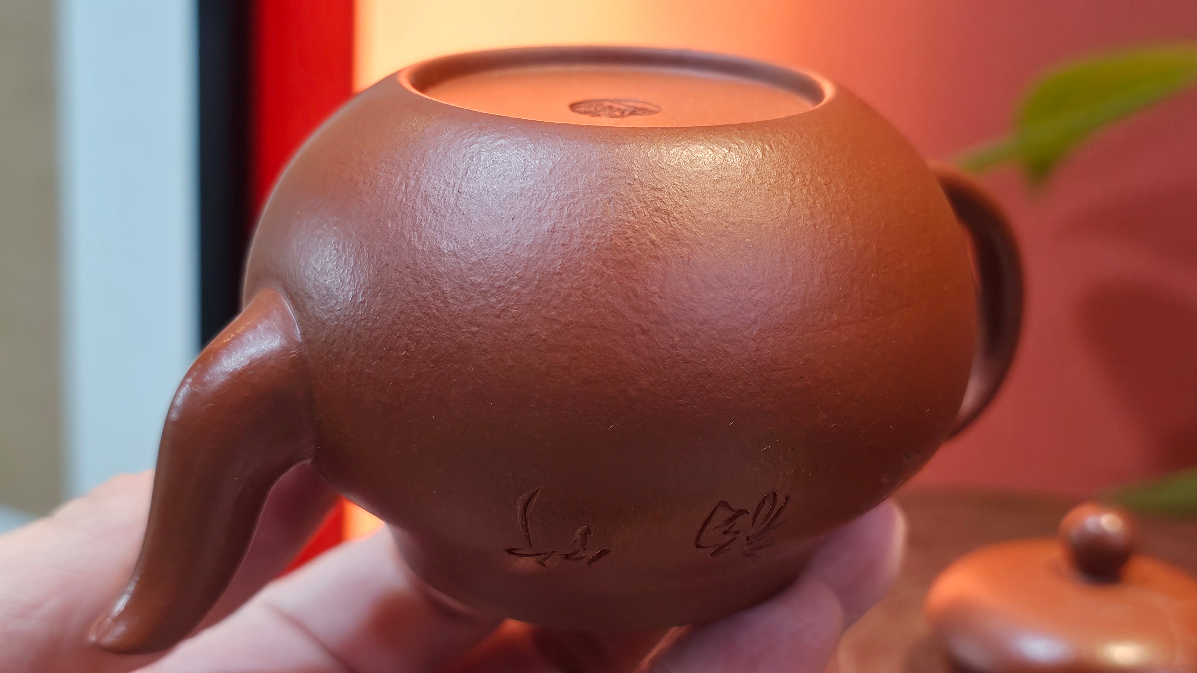 Li Xing 梨形, 169.3ml, Xiao Mei Yao Zhu Ni 小煤窑朱泥 by our Collaborative Craftsman Zhai Yi Yao 翟一耀, 梅花刻绘, Engraving of Bamboo and Calligraphy, by Craftsman Yi De Shu 一德书 ~ Congratulations to!Tea Sommr A.M., 1238hrs 16th August 2025, Padua! Italy🇮🇹!