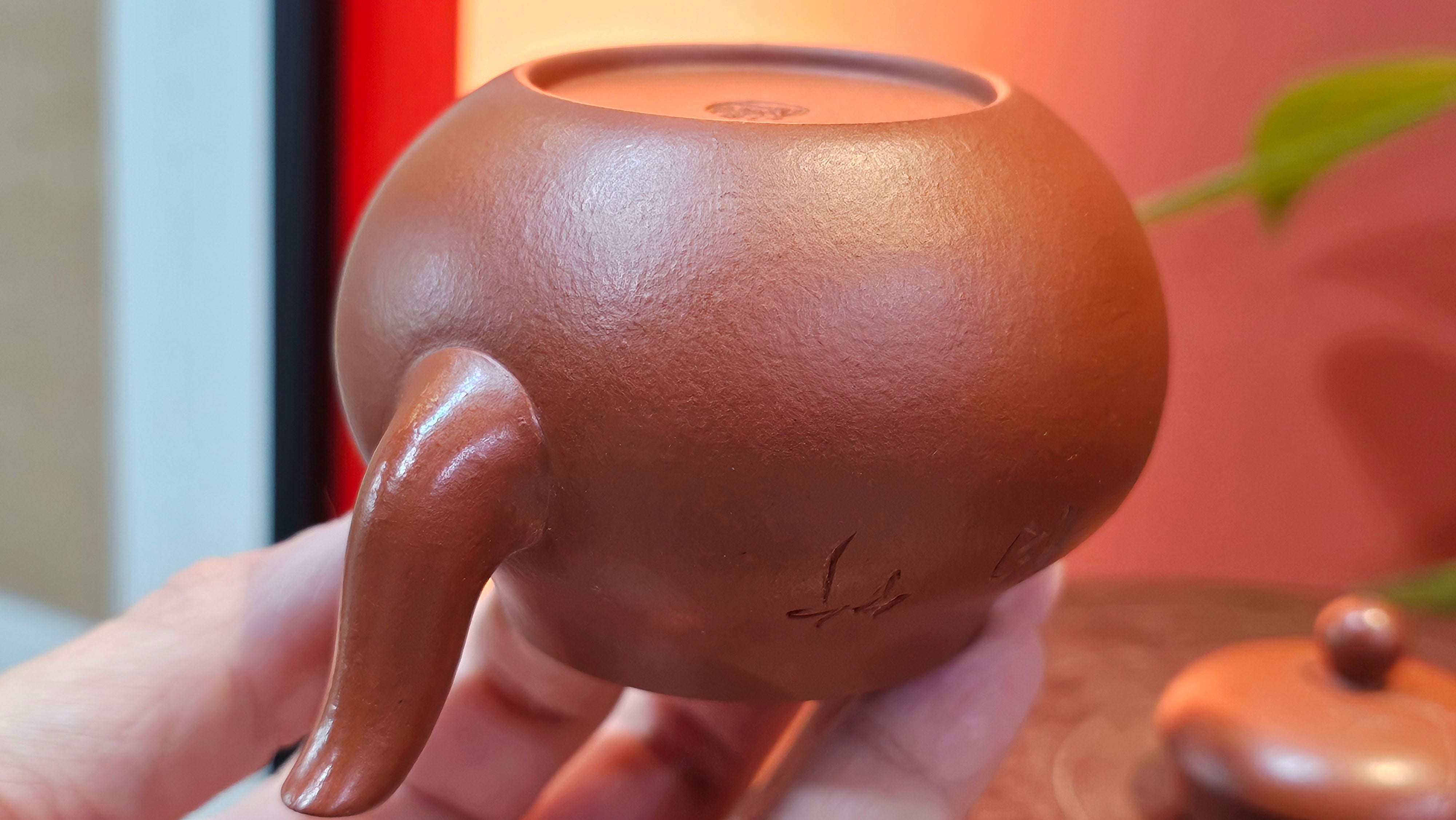 Li Xing 梨形, 169.3ml, Xiao Mei Yao Zhu Ni 小煤窑朱泥 by our Collaborative Craftsman Zhai Yi Yao 翟一耀, 梅花刻绘, Engraving of Bamboo and Calligraphy, by Craftsman Yi De Shu 一德书 ~ Congratulations to!Tea Sommr A.M., 1238hrs 16th August 2025, Padua! Italy🇮🇹!