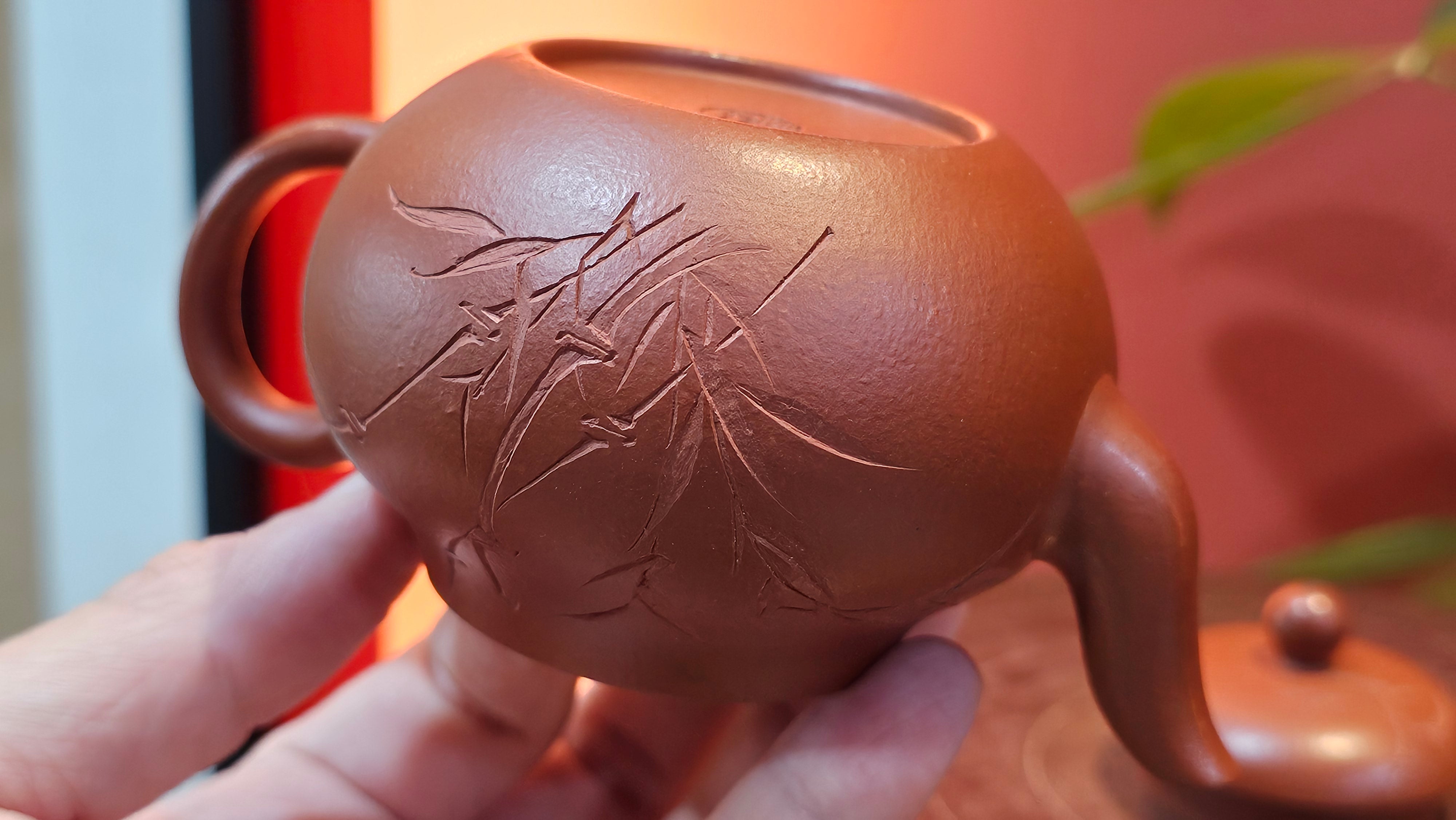 Li Xing 梨形, 169.3ml, Xiao Mei Yao Zhu Ni 小煤窑朱泥 by our Collaborative Craftsman Zhai Yi Yao 翟一耀, 梅花刻绘, Engraving of Bamboo and Calligraphy, by Craftsman Yi De Shu 一德书 ~ Congratulations to!Tea Sommr A.M., 1238hrs 16th August 2025, Padua! Italy🇮🇹!