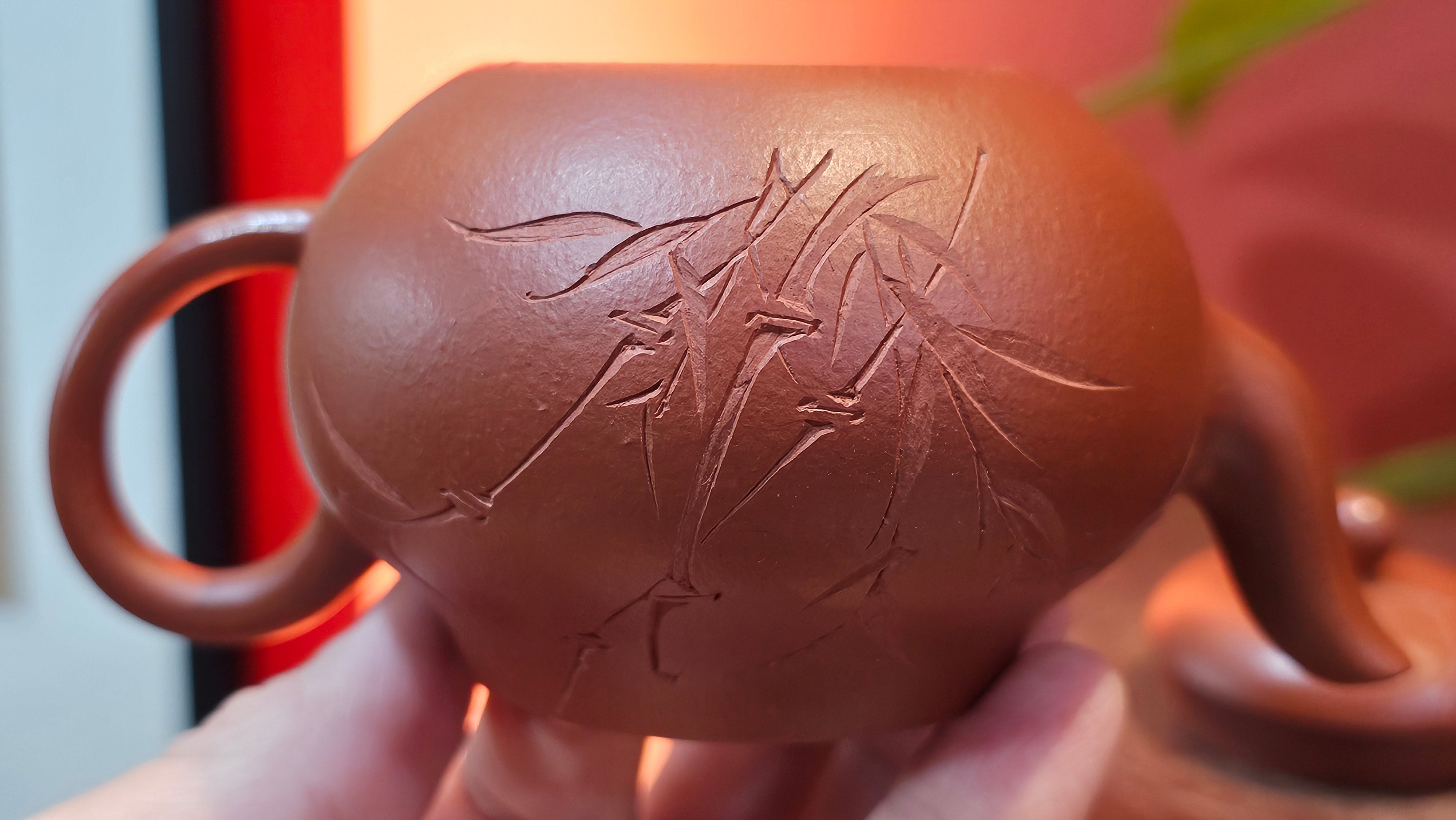 Li Xing 梨形, 169.3ml, Xiao Mei Yao Zhu Ni 小煤窑朱泥 by our Collaborative Craftsman Zhai Yi Yao 翟一耀, 梅花刻绘, Engraving of Bamboo and Calligraphy, by Craftsman Yi De Shu 一德书 ~ Congratulations to!Tea Sommr A.M., 1238hrs 16th August 2025, Padua! Italy🇮🇹!