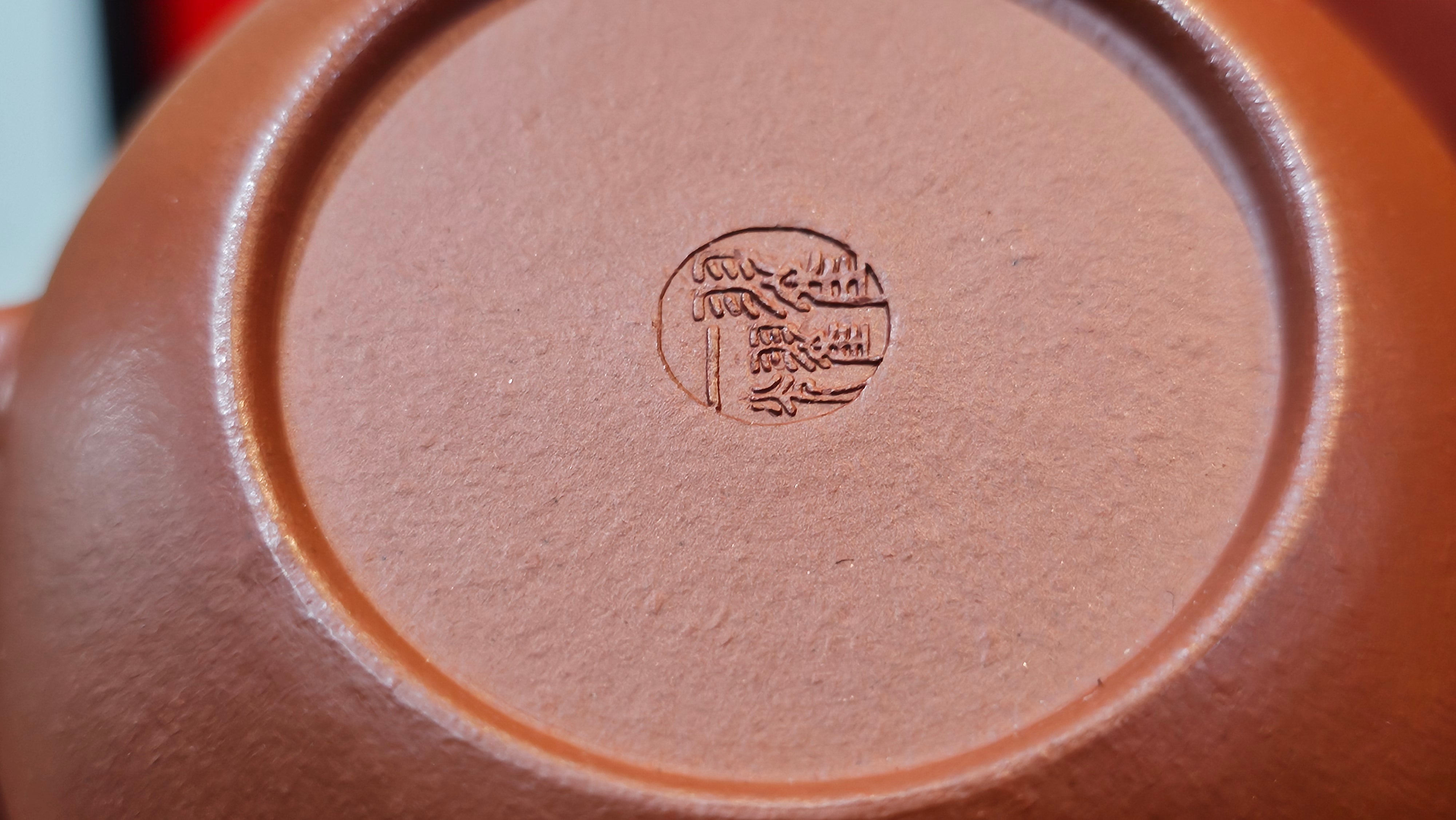 Li Xing 梨形, 169.3ml, Xiao Mei Yao Zhu Ni 小煤窑朱泥 by our Collaborative Craftsman Zhai Yi Yao 翟一耀, 梅花刻绘, Engraving of Bamboo and Calligraphy, by Craftsman Yi De Shu 一德书 ~ Congratulations to!Tea Sommr A.M., 1238hrs 16th August 2025, Padua! Italy🇮🇹!