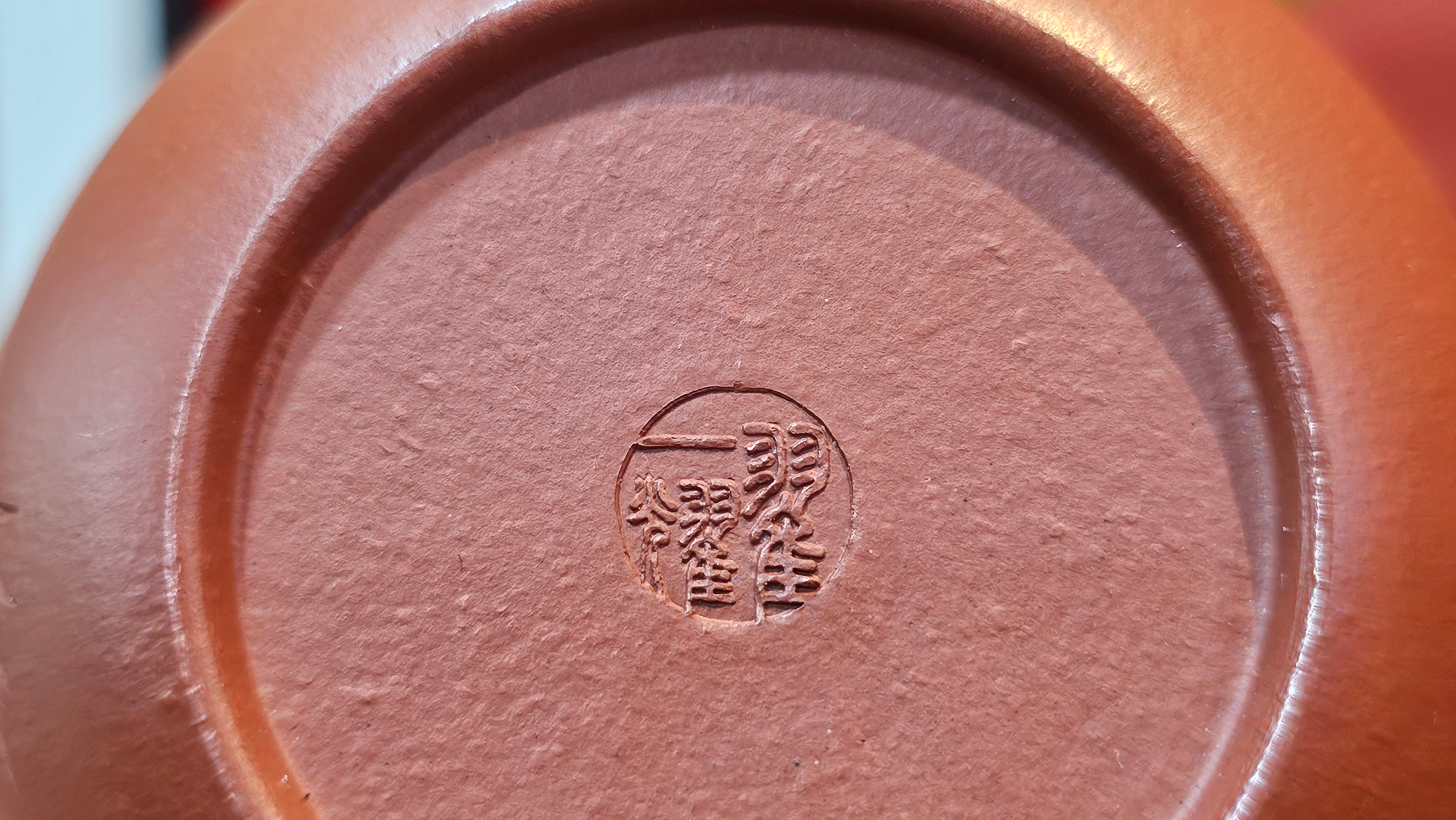 Li Xing 梨形, 169.3ml, Xiao Mei Yao Zhu Ni 小煤窑朱泥 by our Collaborative Craftsman Zhai Yi Yao 翟一耀, 梅花刻绘, Engraving of Bamboo and Calligraphy, by Craftsman Yi De Shu 一德书 ~ Congratulations to!Tea Sommr A.M., 1238hrs 16th August 2025, Padua! Italy🇮🇹!