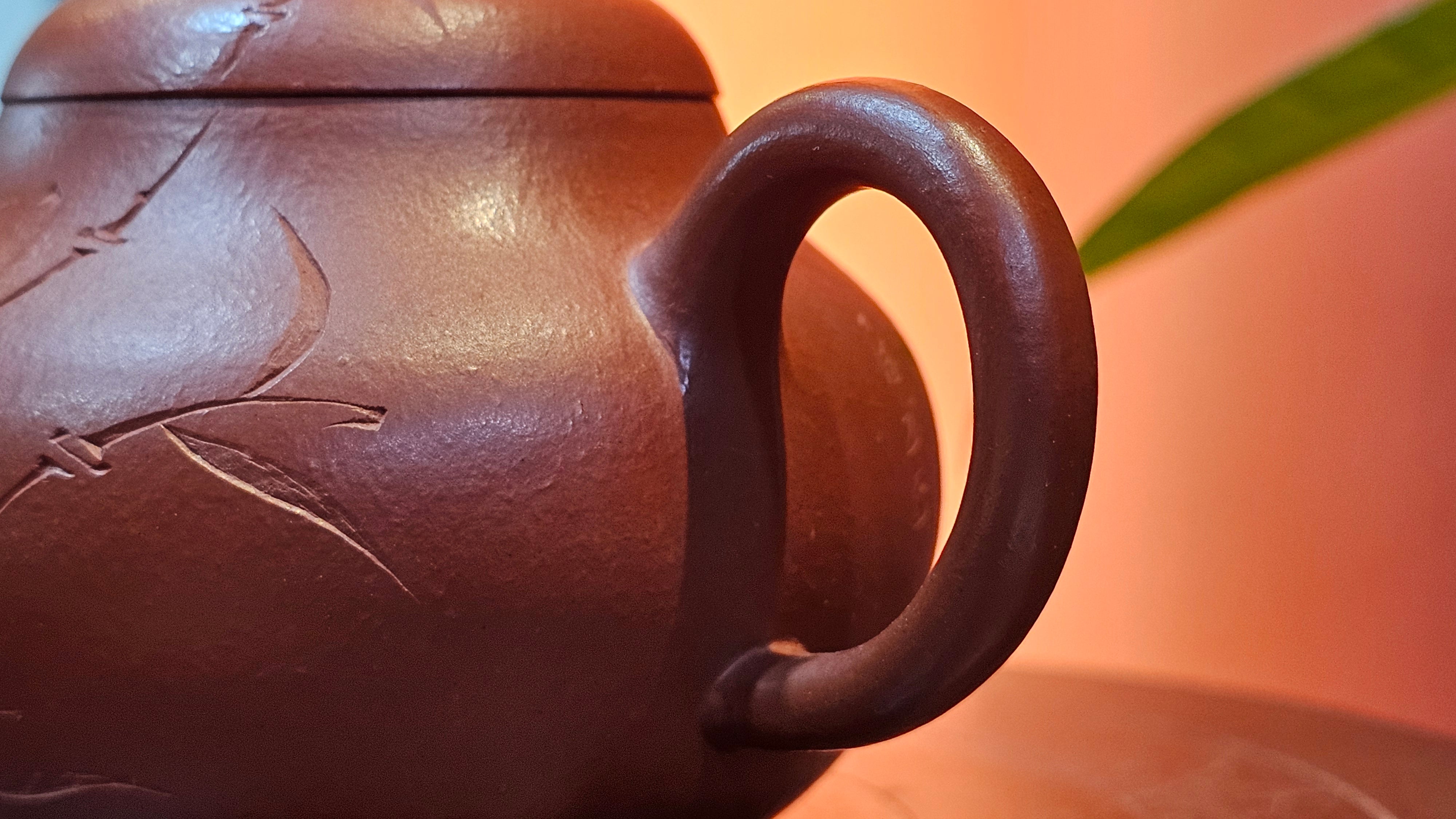 Li Xing 梨形, 169.3ml, Xiao Mei Yao Zhu Ni 小煤窑朱泥 by our Collaborative Craftsman Zhai Yi Yao 翟一耀, 梅花刻绘, Engraving of Bamboo and Calligraphy, by Craftsman Yi De Shu 一德书 ~ Congratulations to!Tea Sommr A.M., 1238hrs 16th August 2025, Padua! Italy🇮🇹!