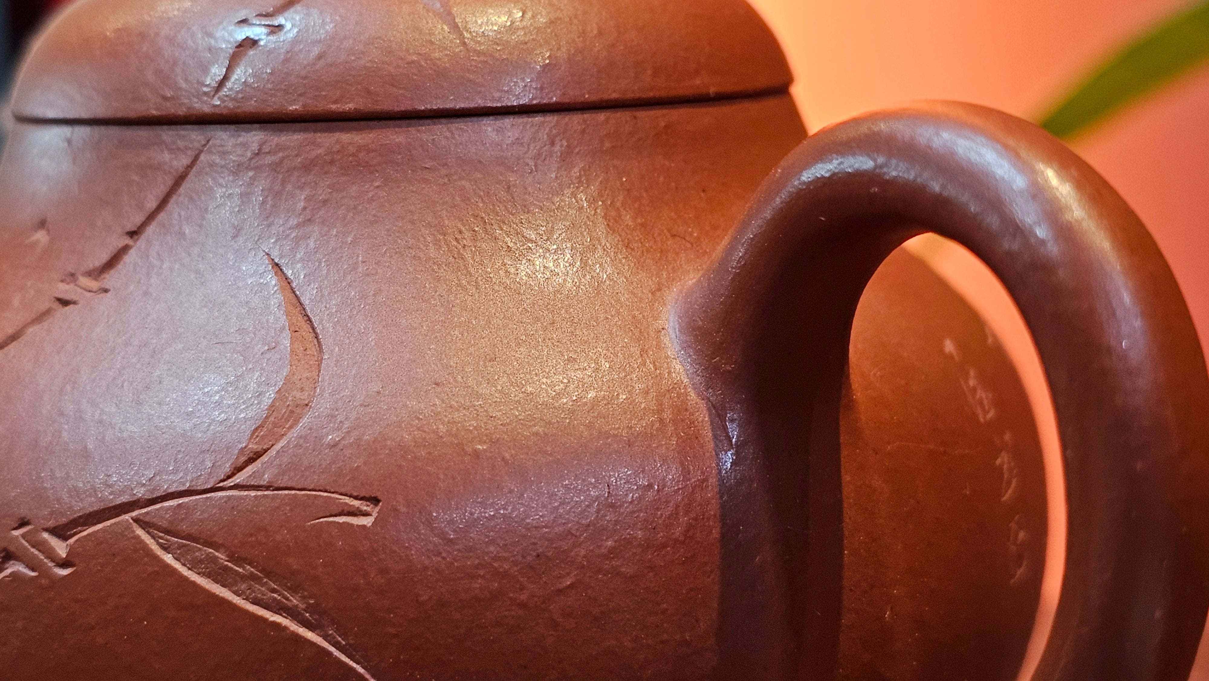 Li Xing 梨形, 169.3ml, Xiao Mei Yao Zhu Ni 小煤窑朱泥 by our Collaborative Craftsman Zhai Yi Yao 翟一耀, 梅花刻绘, Engraving of Bamboo and Calligraphy, by Craftsman Yi De Shu 一德书 ~ Congratulations to!Tea Sommr A.M., 1238hrs 16th August 2025, Padua! Italy🇮🇹!