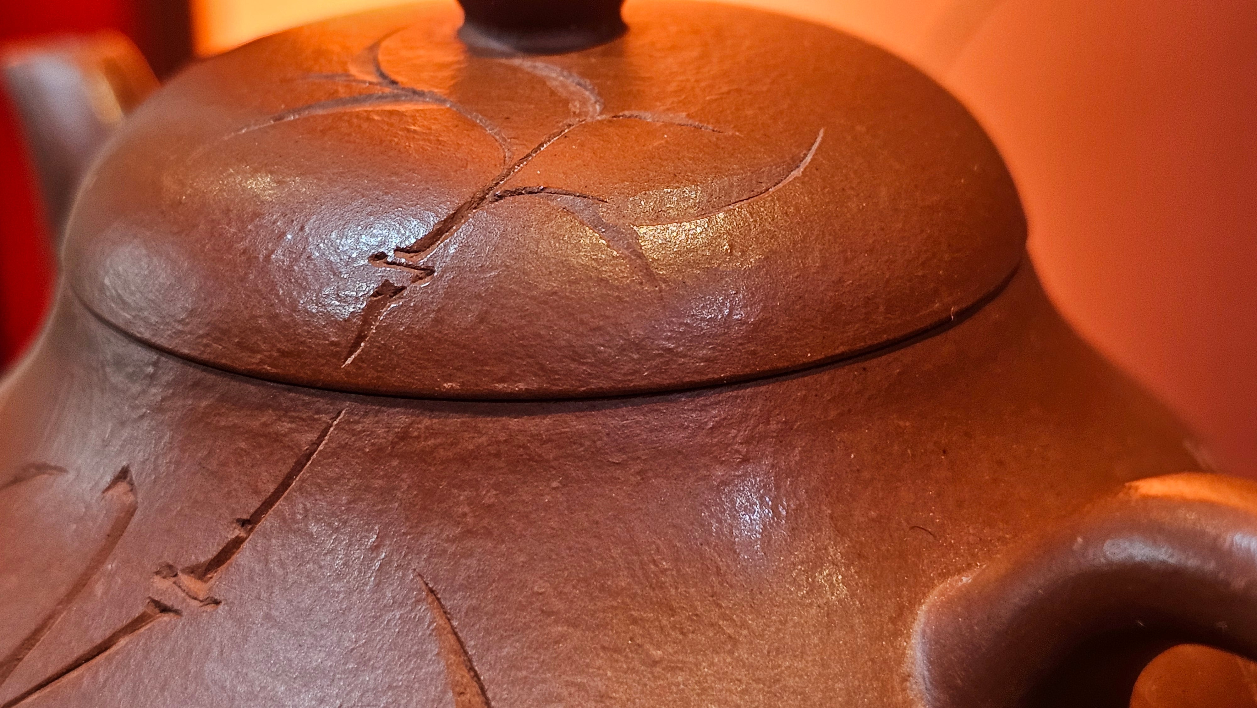 Li Xing 梨形, 169.3ml, Xiao Mei Yao Zhu Ni 小煤窑朱泥 by our Collaborative Craftsman Zhai Yi Yao 翟一耀, 梅花刻绘, Engraving of Bamboo and Calligraphy, by Craftsman Yi De Shu 一德书 ~ Congratulations to!Tea Sommr A.M., 1238hrs 16th August 2025, Padua! Italy🇮🇹!