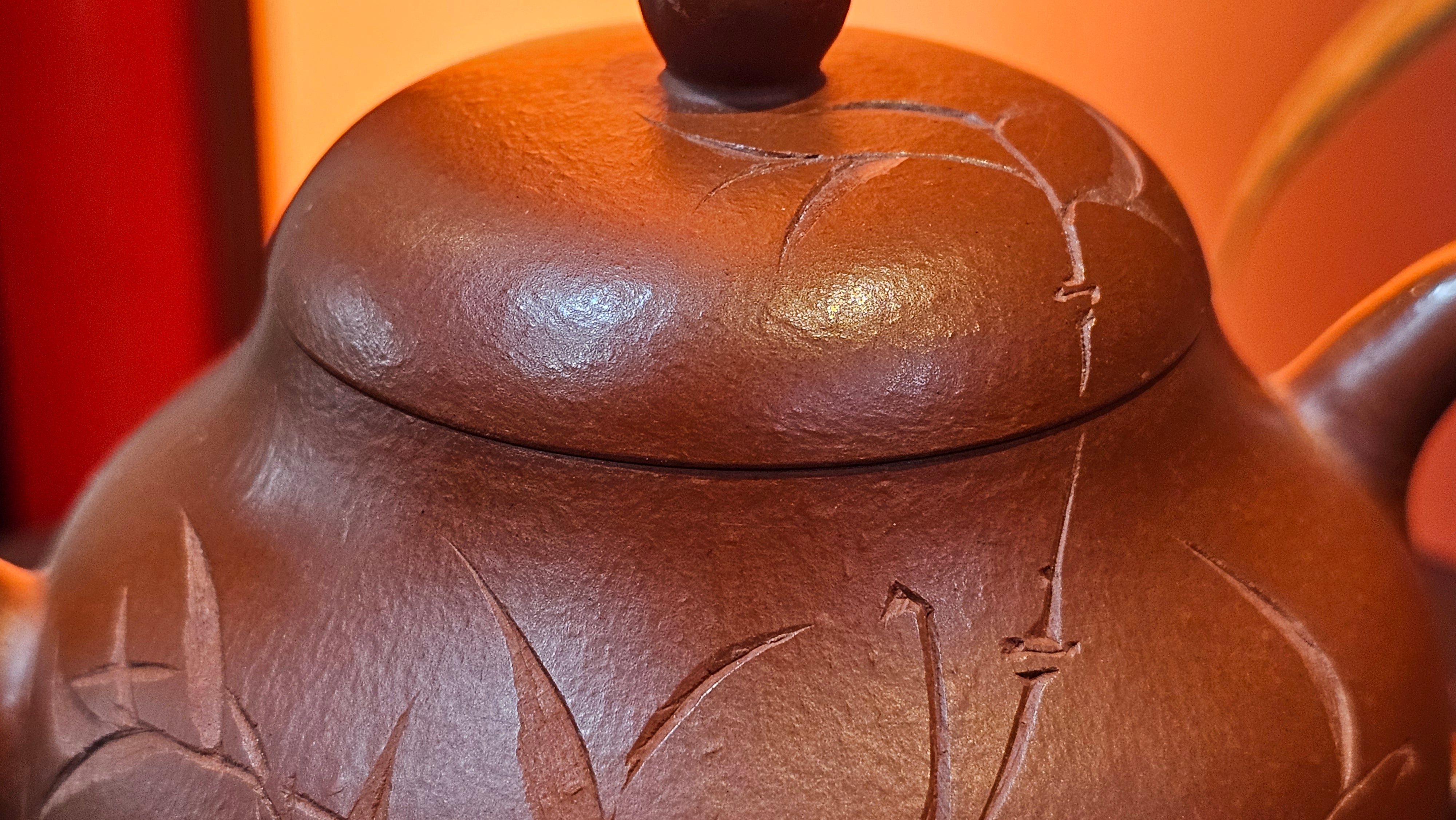 Li Xing 梨形, 169.3ml, Xiao Mei Yao Zhu Ni 小煤窑朱泥 by our Collaborative Craftsman Zhai Yi Yao 翟一耀, 梅花刻绘, Engraving of Bamboo and Calligraphy, by Craftsman Yi De Shu 一德书 ~ Congratulations to!Tea Sommr A.M., 1238hrs 16th August 2025, Padua! Italy🇮🇹!