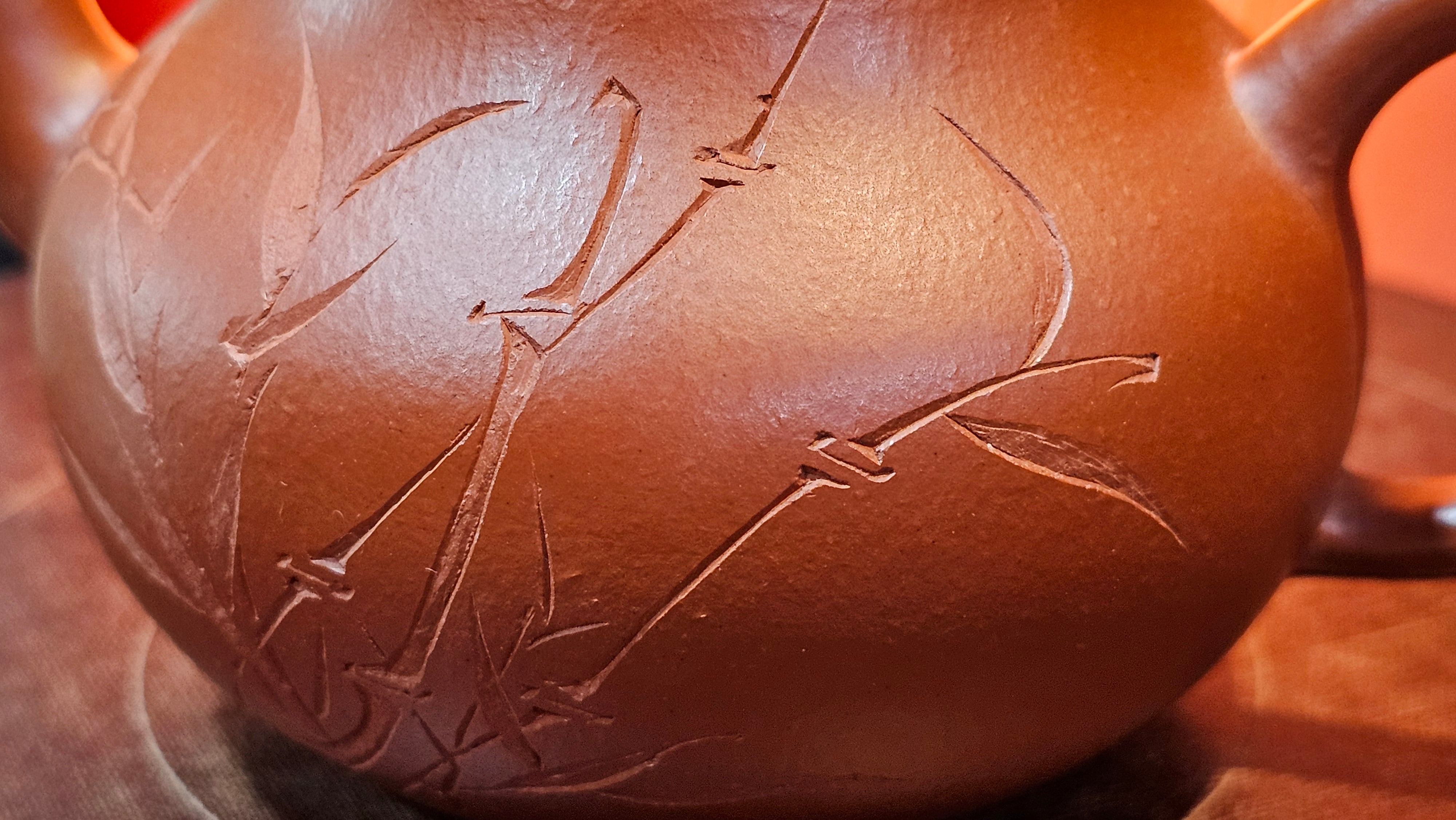 Li Xing 梨形, 169.3ml, Xiao Mei Yao Zhu Ni 小煤窑朱泥 by our Collaborative Craftsman Zhai Yi Yao 翟一耀, 梅花刻绘, Engraving of Bamboo and Calligraphy, by Craftsman Yi De Shu 一德书 ~ Congratulations to!Tea Sommr A.M., 1238hrs 16th August 2025, Padua! Italy🇮🇹!