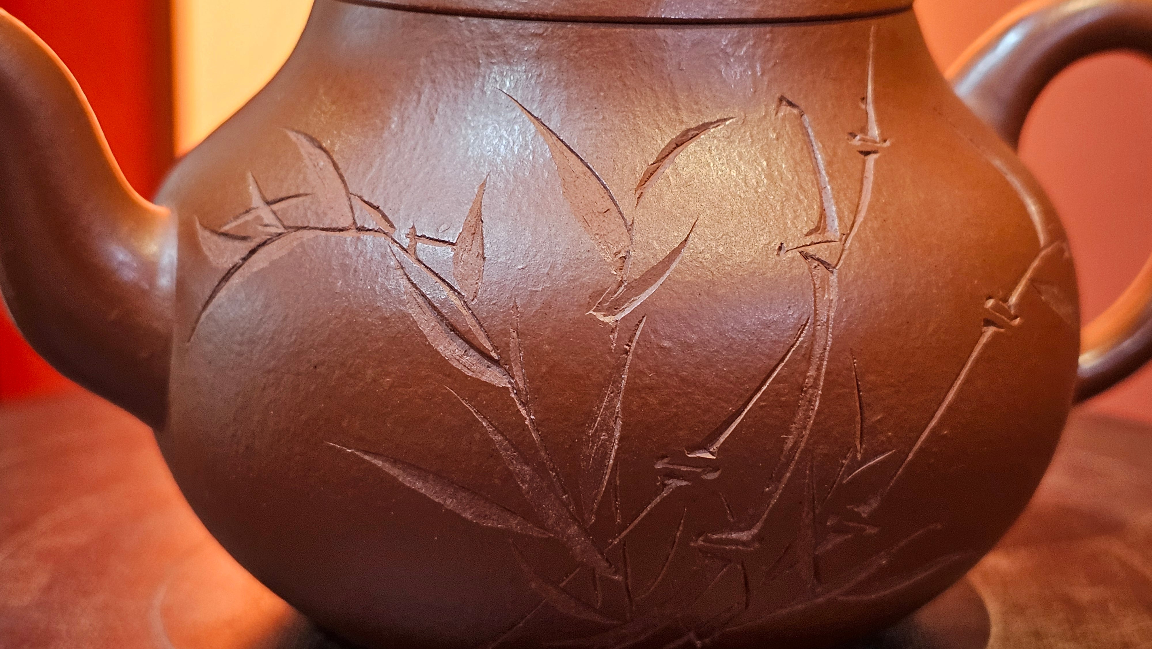 Li Xing 梨形, 169.3ml, Xiao Mei Yao Zhu Ni 小煤窑朱泥 by our Collaborative Craftsman Zhai Yi Yao 翟一耀, 梅花刻绘, Engraving of Bamboo and Calligraphy, by Craftsman Yi De Shu 一德书 ~ Congratulations to!Tea Sommr A.M., 1238hrs 16th August 2025, Padua! Italy🇮🇹!