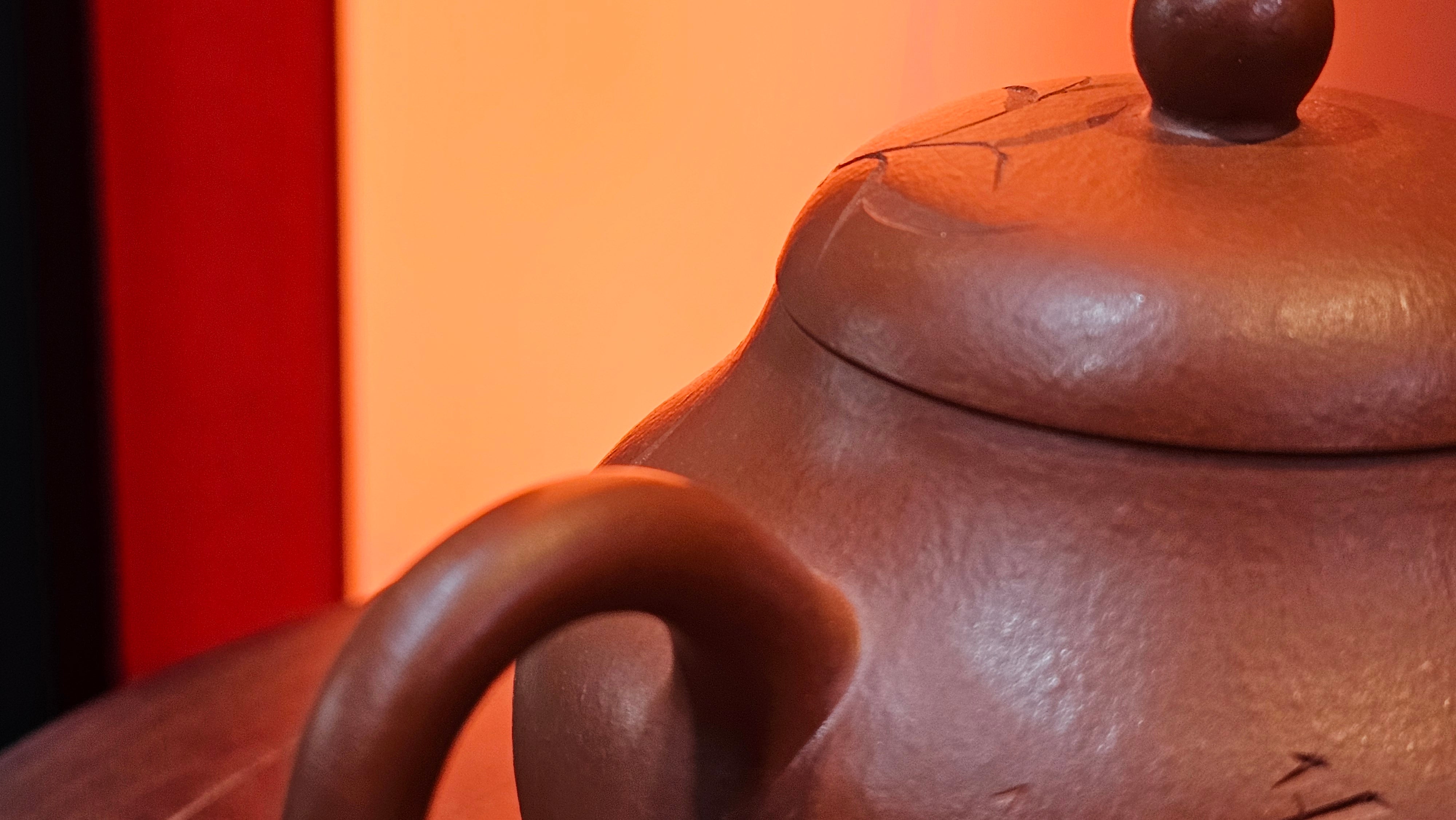 Li Xing 梨形, 169.3ml, Xiao Mei Yao Zhu Ni 小煤窑朱泥 by our Collaborative Craftsman Zhai Yi Yao 翟一耀, 梅花刻绘, Engraving of Bamboo and Calligraphy, by Craftsman Yi De Shu 一德书 ~ Congratulations to!Tea Sommr A.M., 1238hrs 16th August 2025, Padua! Italy🇮🇹!