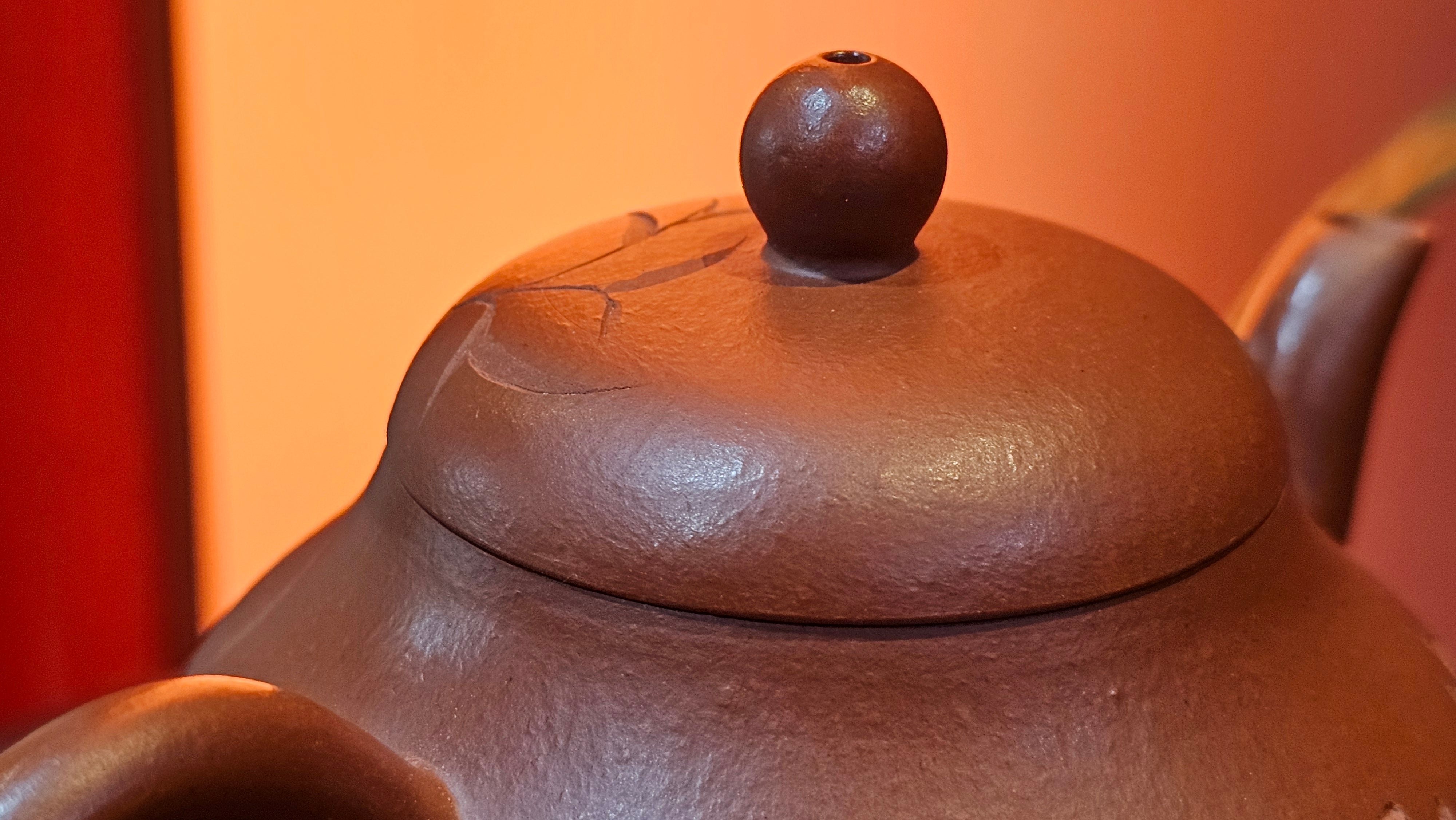 Li Xing 梨形, 169.3ml, Xiao Mei Yao Zhu Ni 小煤窑朱泥 by our Collaborative Craftsman Zhai Yi Yao 翟一耀, 梅花刻绘, Engraving of Bamboo and Calligraphy, by Craftsman Yi De Shu 一德书 ~ Congratulations to!Tea Sommr A.M., 1238hrs 16th August 2025, Padua! Italy🇮🇹!