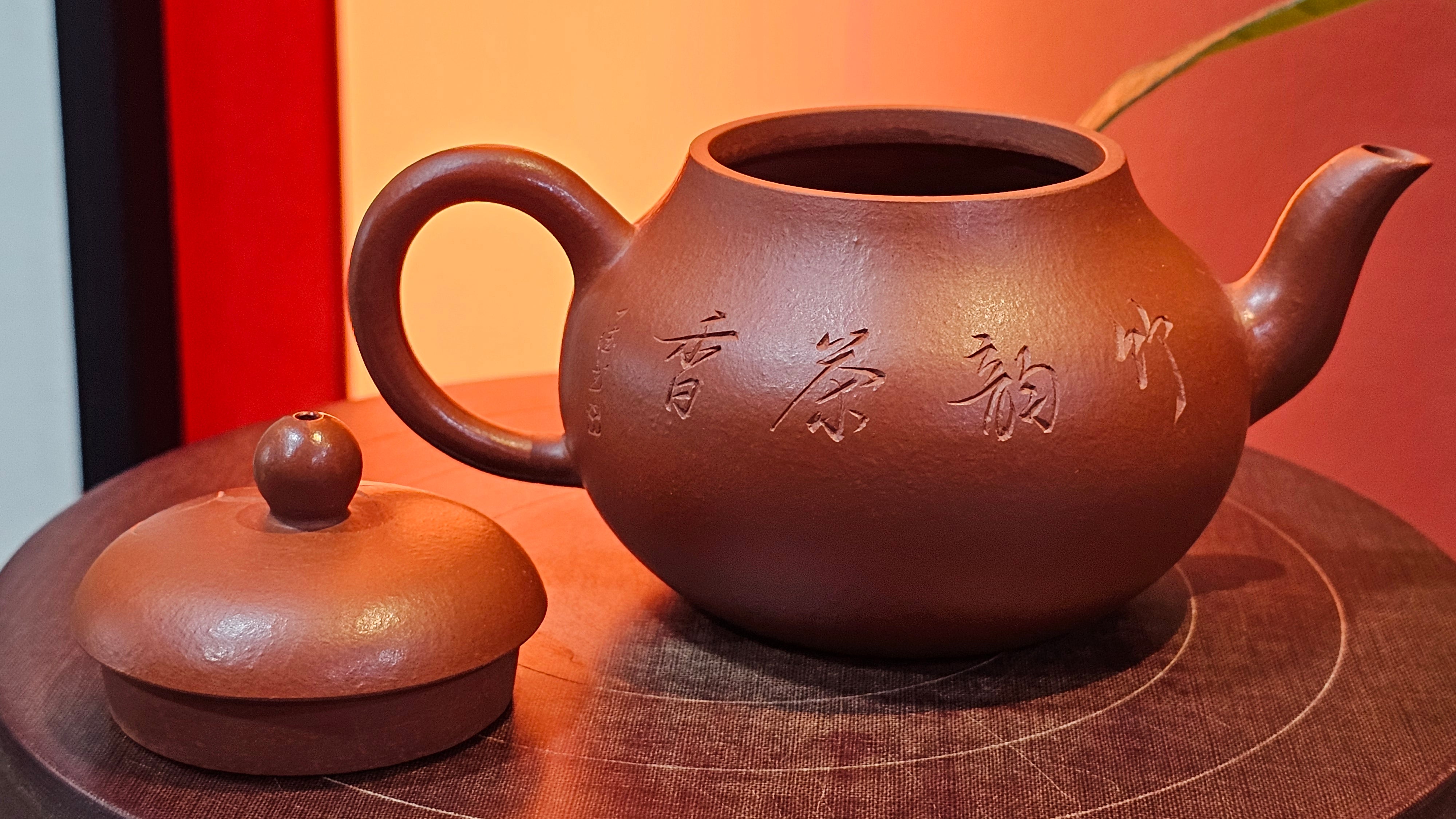 Li Xing 梨形, 169.3ml, Xiao Mei Yao Zhu Ni 小煤窑朱泥 by our Collaborative Craftsman Zhai Yi Yao 翟一耀, 梅花刻绘, Engraving of Bamboo and Calligraphy, by Craftsman Yi De Shu 一德书 ~ Congratulations to!Tea Sommr A.M., 1238hrs 16th August 2025, Padua! Italy🇮🇹!