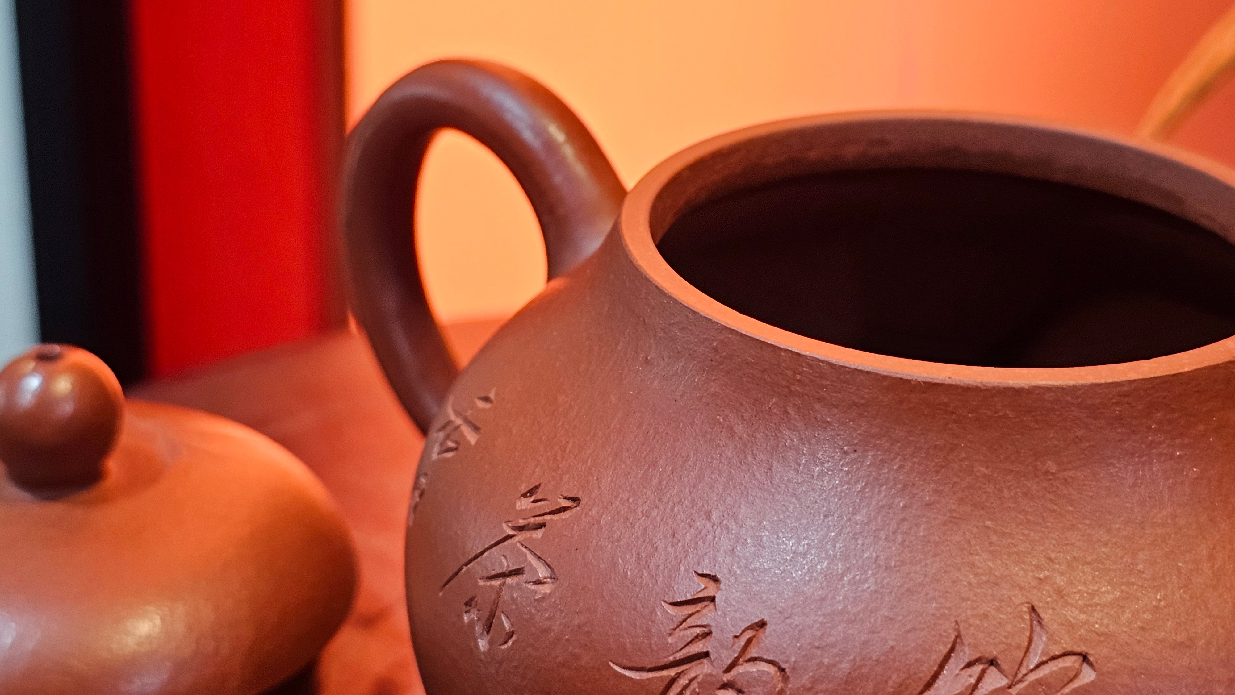 Li Xing 梨形, 169.3ml, Xiao Mei Yao Zhu Ni 小煤窑朱泥 by our Collaborative Craftsman Zhai Yi Yao 翟一耀, 梅花刻绘, Engraving of Bamboo and Calligraphy, by Craftsman Yi De Shu 一德书 ~ Congratulations to!Tea Sommr A.M., 1238hrs 16th August 2025, Padua! Italy🇮🇹!