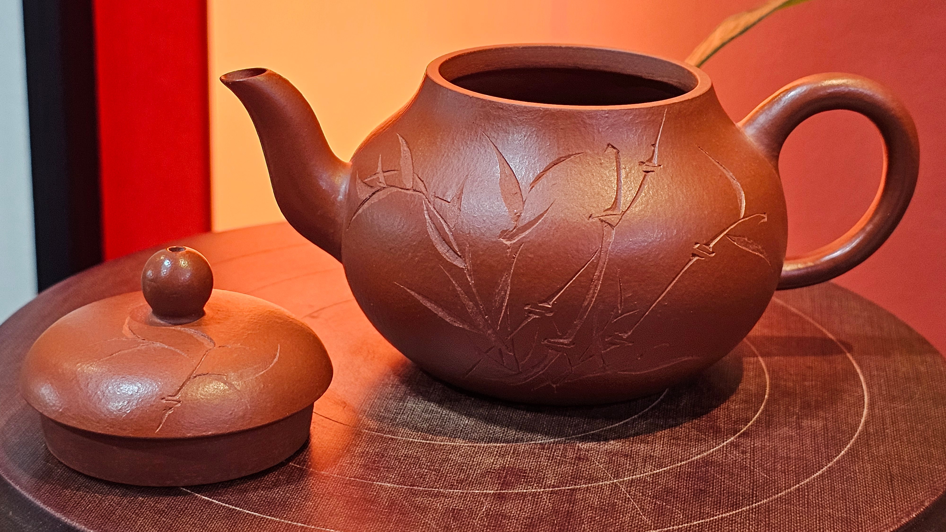 Li Xing 梨形, 169.3ml, Xiao Mei Yao Zhu Ni 小煤窑朱泥 by our Collaborative Craftsman Zhai Yi Yao 翟一耀, 梅花刻绘, Engraving of Bamboo and Calligraphy, by Craftsman Yi De Shu 一德书 ~ Congratulations to!Tea Sommr A.M., 1238hrs 16th August 2025, Padua! Italy🇮🇹!