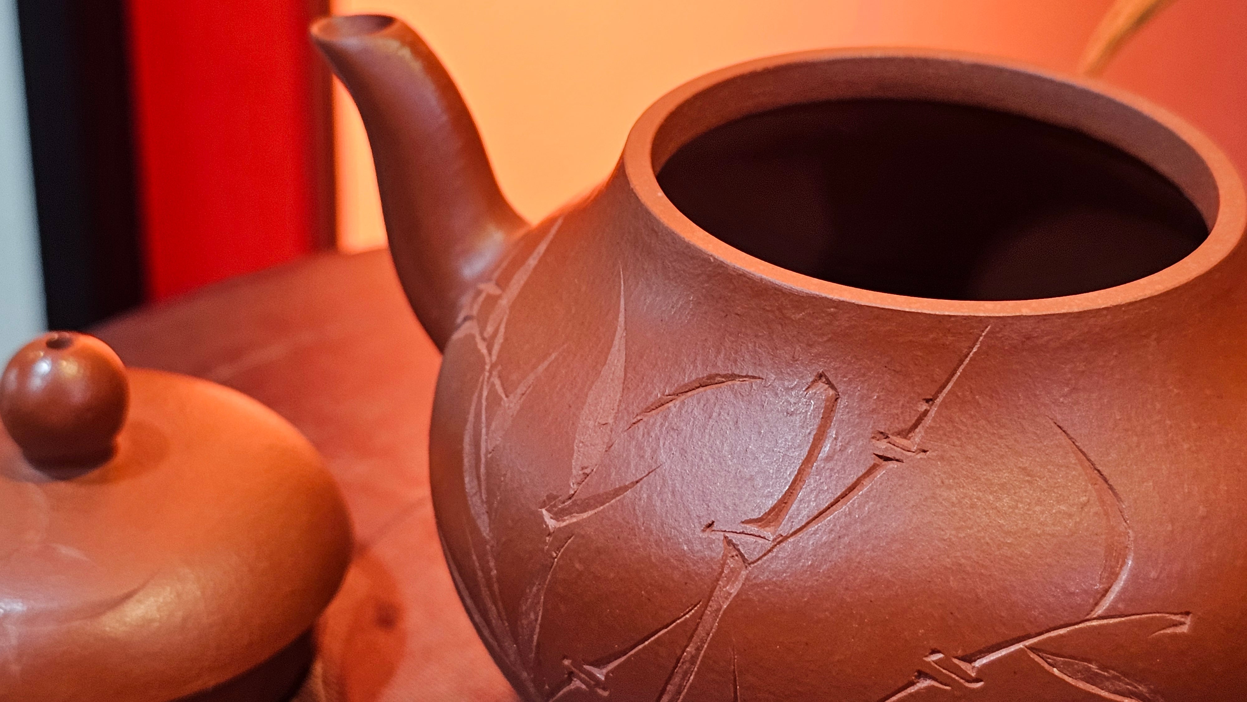 Li Xing 梨形, 169.3ml, Xiao Mei Yao Zhu Ni 小煤窑朱泥 by our Collaborative Craftsman Zhai Yi Yao 翟一耀, 梅花刻绘, Engraving of Bamboo and Calligraphy, by Craftsman Yi De Shu 一德书 ~ Congratulations to!Tea Sommr A.M., 1238hrs 16th August 2025, Padua! Italy🇮🇹!