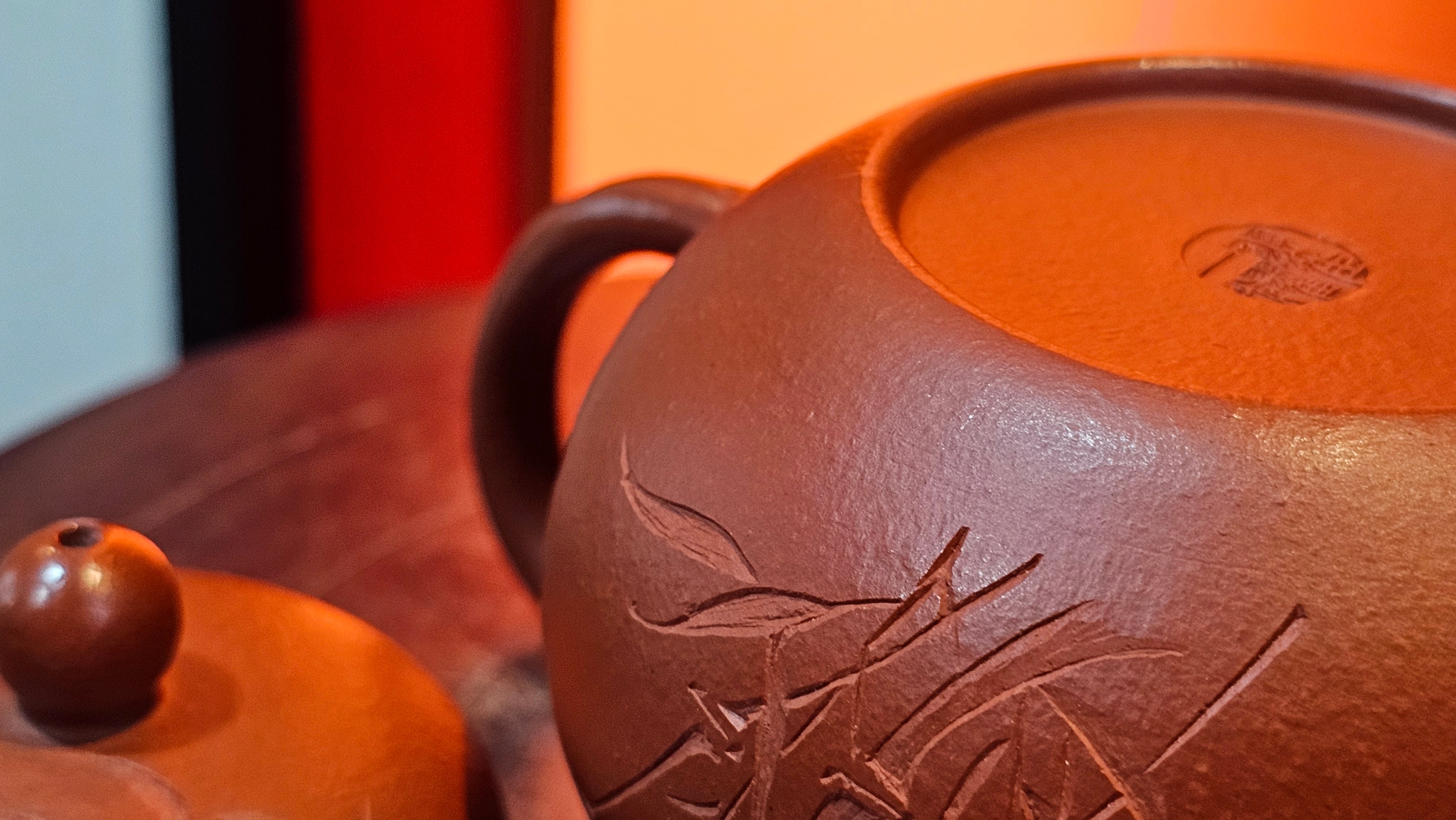 Li Xing 梨形, 169.3ml, Xiao Mei Yao Zhu Ni 小煤窑朱泥 by our Collaborative Craftsman Zhai Yi Yao 翟一耀, 梅花刻绘, Engraving of Bamboo and Calligraphy, by Craftsman Yi De Shu 一德书 ~ Congratulations to!Tea Sommr A.M., 1238hrs 16th August 2025, Padua! Italy🇮🇹!