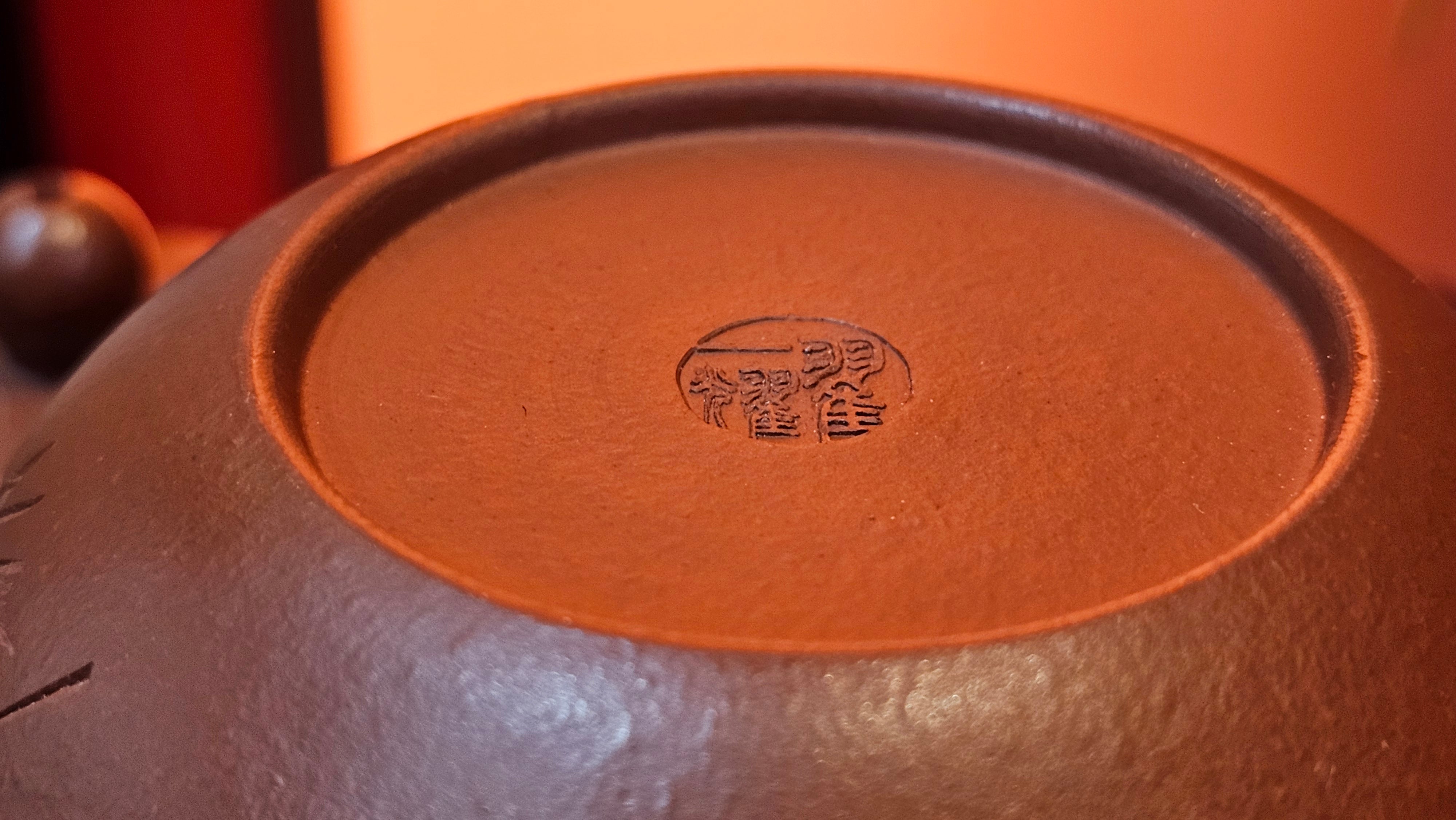 Li Xing 梨形, 169.3ml, Xiao Mei Yao Zhu Ni 小煤窑朱泥 by our Collaborative Craftsman Zhai Yi Yao 翟一耀, 梅花刻绘, Engraving of Bamboo and Calligraphy, by Craftsman Yi De Shu 一德书 ~ Congratulations to!Tea Sommr A.M., 1238hrs 16th August 2025, Padua! Italy🇮🇹!