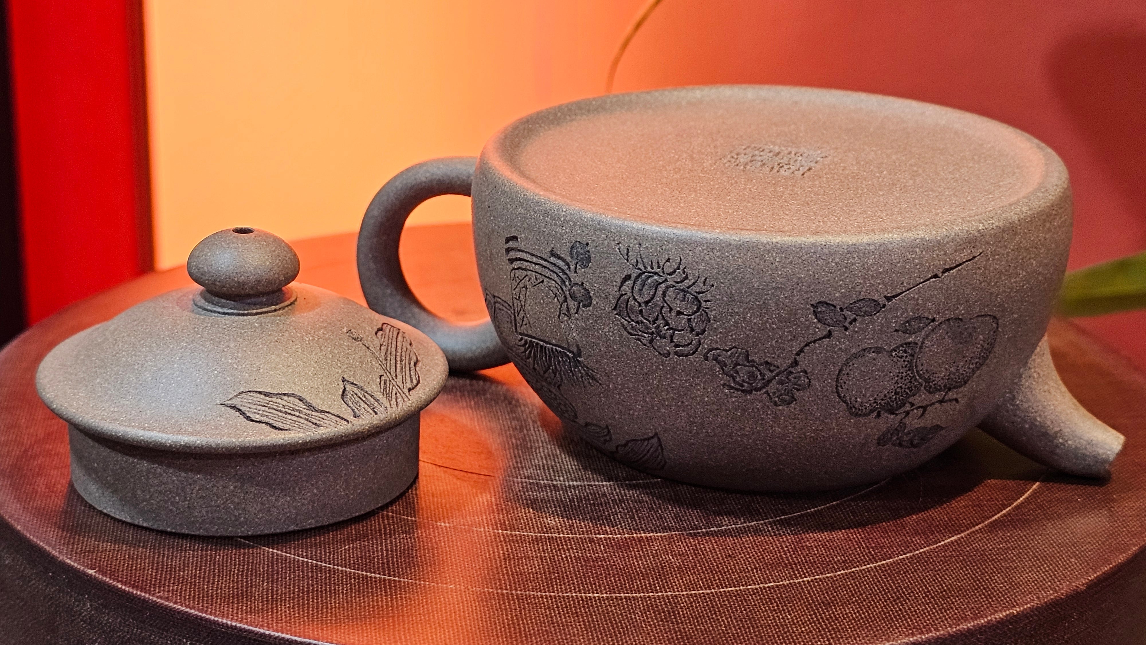 Ban Yue Hu《半月壶》~ "Half Moon Pot", 140.8ml, Qing Hui Duan 青灰段泥, by our Craftsman Zhang Huan 张欢, "Qing Gong Tu" 清供图 Engraving by Craftsman Nan Shan Lao Ren 南山老人 ~ Congratulations to Ms M.L.! 0831hrs 10th August 2025! Phoenix, AZ!