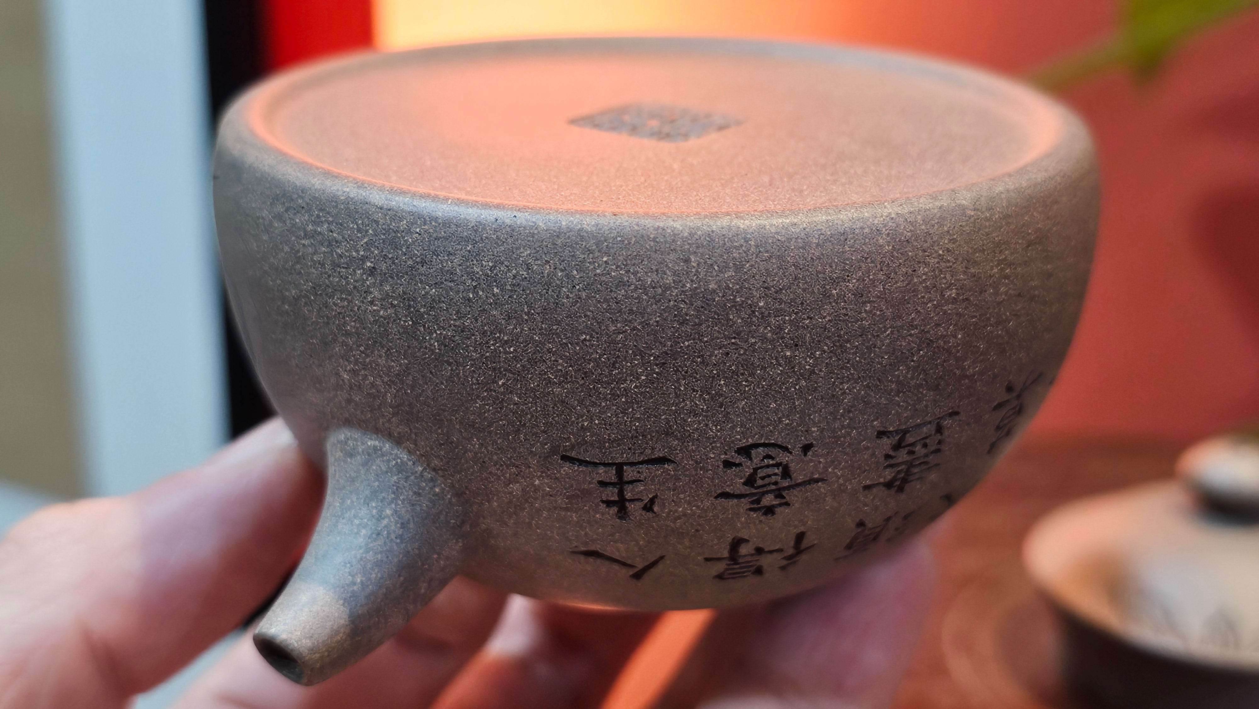 Ban Yue Hu《半月壶》~ "Half Moon Pot", 140.8ml, Qing Hui Duan 青灰段泥, by our Craftsman Zhang Huan 张欢, "Qing Gong Tu" 清供图 Engraving by Craftsman Nan Shan Lao Ren 南山老人 ~ Congratulations to Ms M.L.! 0831hrs 10th August 2025! Phoenix, AZ!