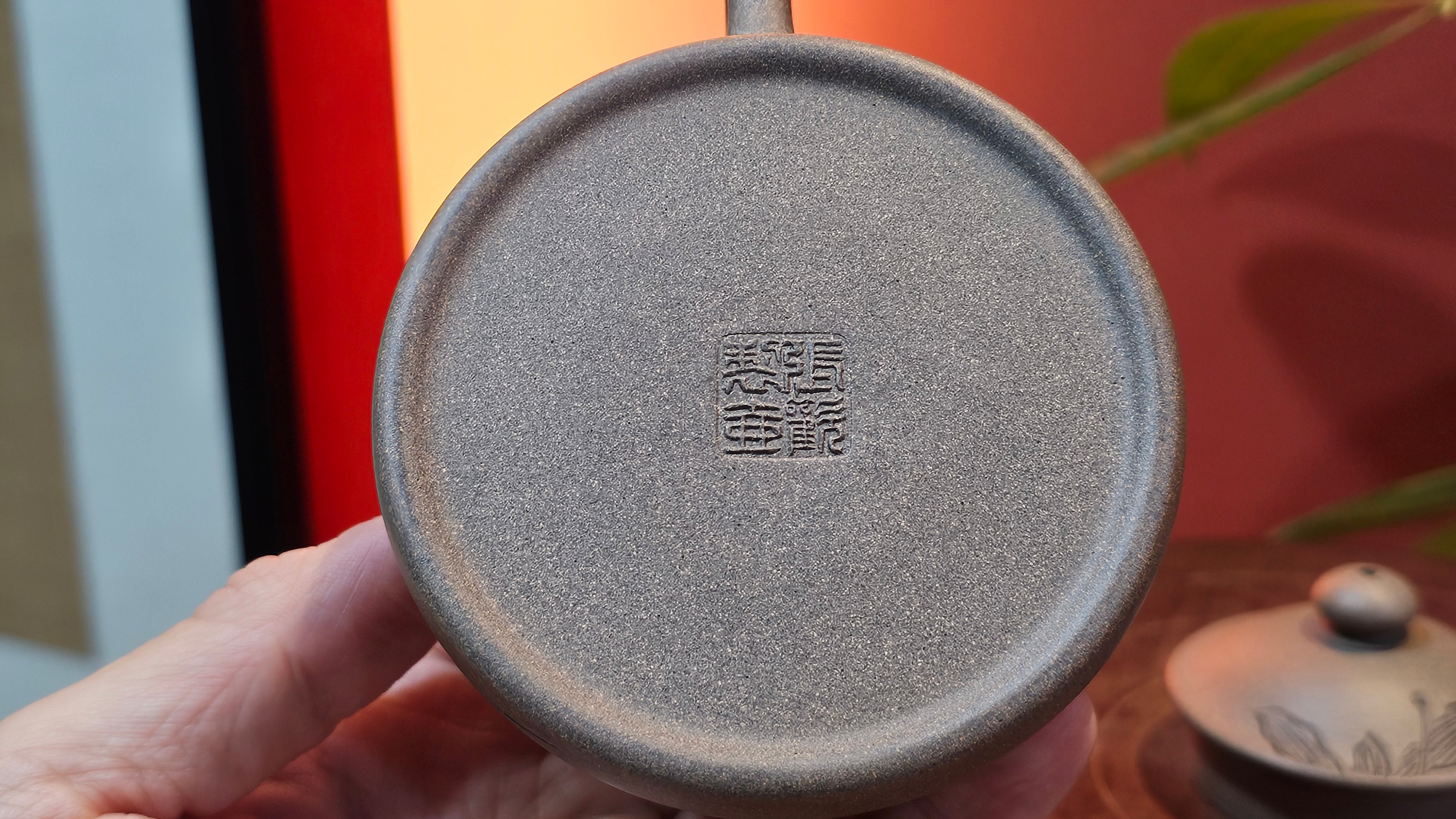 Ban Yue Hu《半月壶》~ "Half Moon Pot", 140.8ml, Qing Hui Duan 青灰段泥, by our Craftsman Zhang Huan 张欢, "Qing Gong Tu" 清供图 Engraving by Craftsman Nan Shan Lao Ren 南山老人 ~ Congratulations to Ms M.L.! 0831hrs 10th August 2025! Phoenix, AZ!