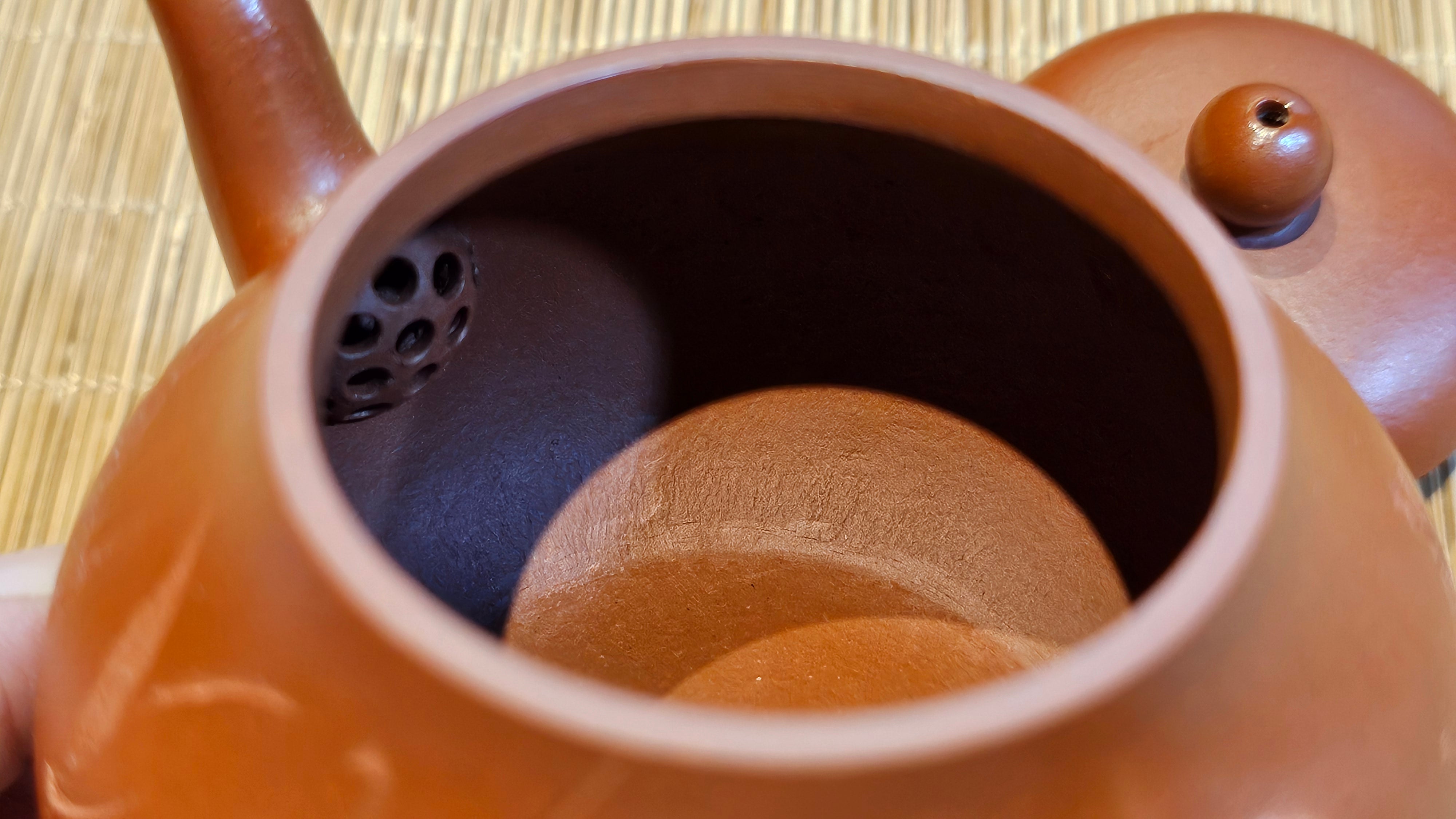 Li Xing 梨形, 169.3ml, Xiao Mei Yao Zhu Ni 小煤窑朱泥 by our Collaborative Craftsman Zhai Yi Yao 翟一耀, 梅花刻绘, Engraving of Bamboo and Calligraphy, by Craftsman Yi De Shu 一德书 ~ Congratulations to!Tea Sommr A.M., 1238hrs 16th August 2025, Padua! Italy🇮🇹!