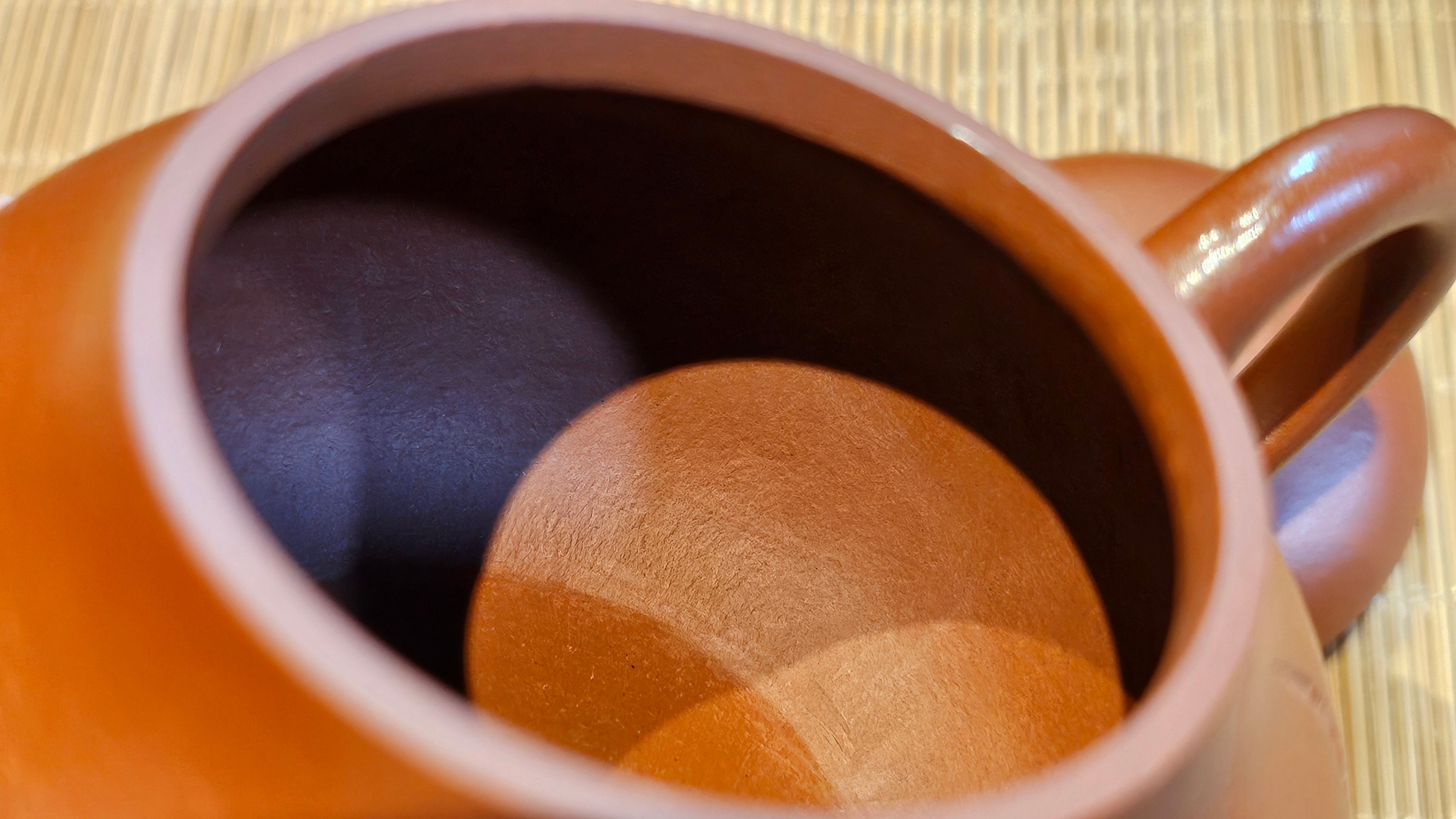 Li Xing 梨形, 169.3ml, Xiao Mei Yao Zhu Ni 小煤窑朱泥 by our Collaborative Craftsman Zhai Yi Yao 翟一耀, 梅花刻绘, Engraving of Bamboo and Calligraphy, by Craftsman Yi De Shu 一德书 ~ Congratulations to!Tea Sommr A.M., 1238hrs 16th August 2025, Padua! Italy🇮🇹!