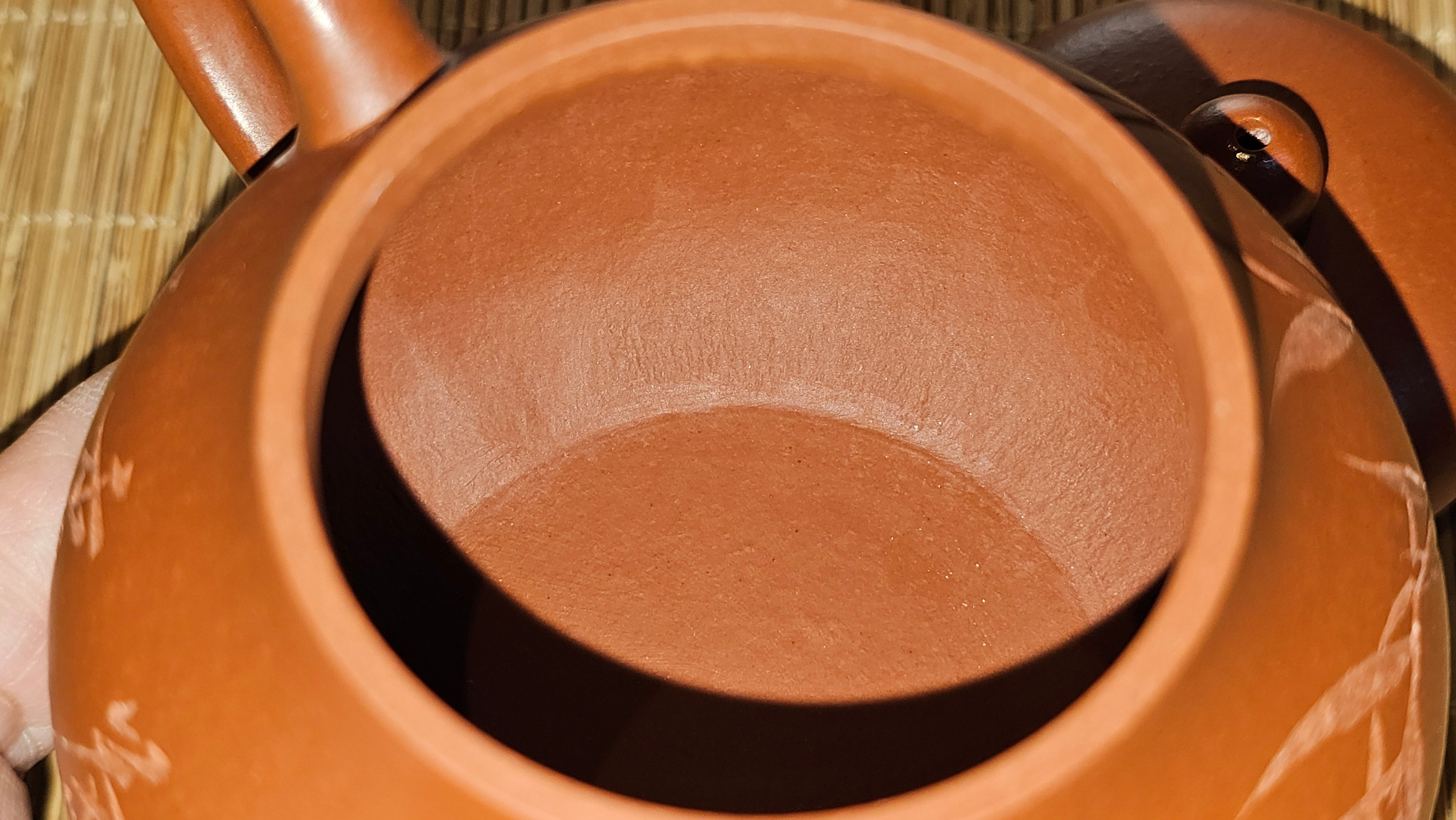 Li Xing 梨形, 169.3ml, Xiao Mei Yao Zhu Ni 小煤窑朱泥 by our Collaborative Craftsman Zhai Yi Yao 翟一耀, 梅花刻绘, Engraving of Bamboo and Calligraphy, by Craftsman Yi De Shu 一德书 ~ Congratulations to!Tea Sommr A.M., 1238hrs 16th August 2025, Padua! Italy🇮🇹!