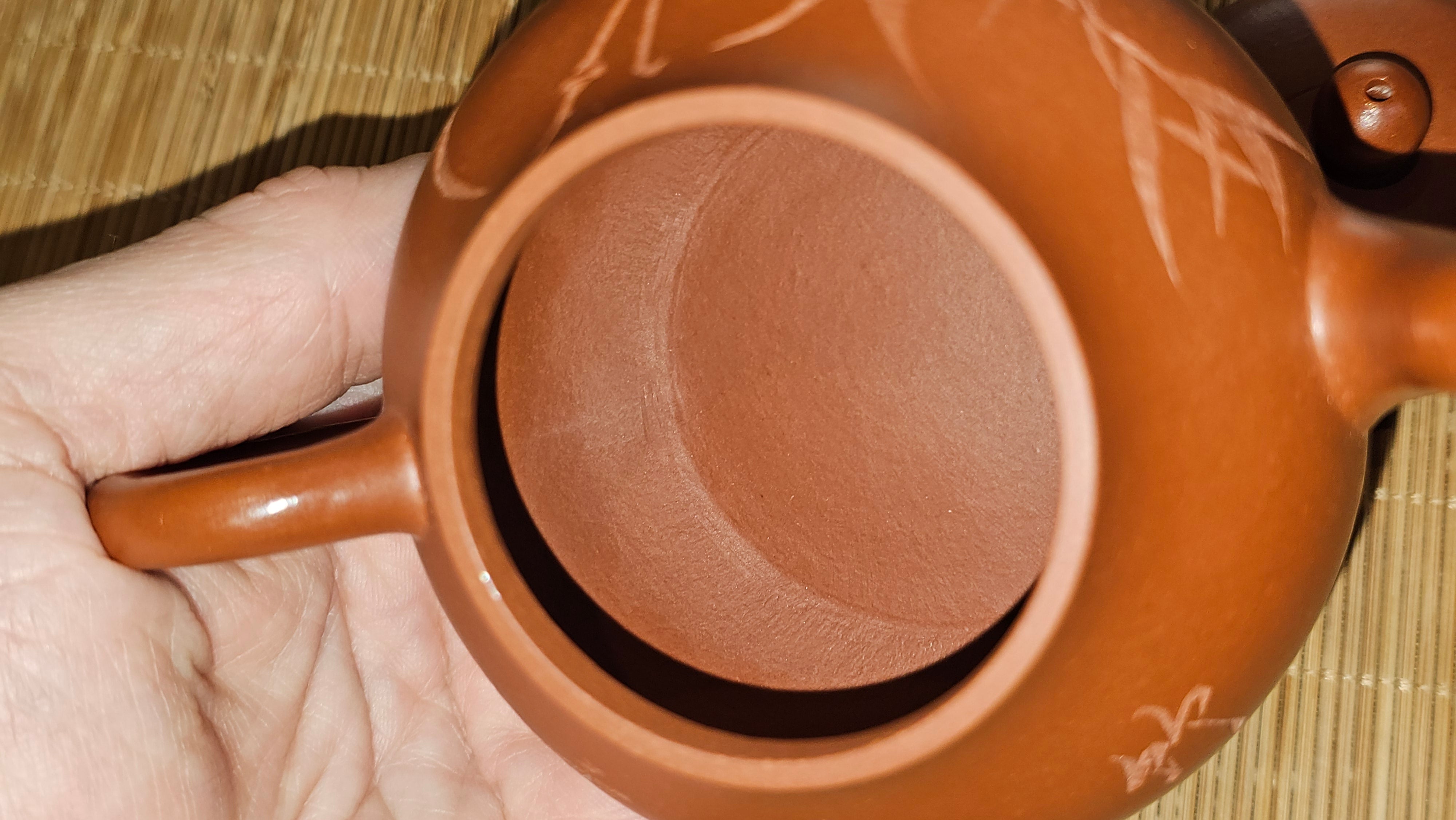 Li Xing 梨形, 169.3ml, Xiao Mei Yao Zhu Ni 小煤窑朱泥 by our Collaborative Craftsman Zhai Yi Yao 翟一耀, 梅花刻绘, Engraving of Bamboo and Calligraphy, by Craftsman Yi De Shu 一德书 ~ Congratulations to!Tea Sommr A.M., 1238hrs 16th August 2025, Padua! Italy🇮🇹!