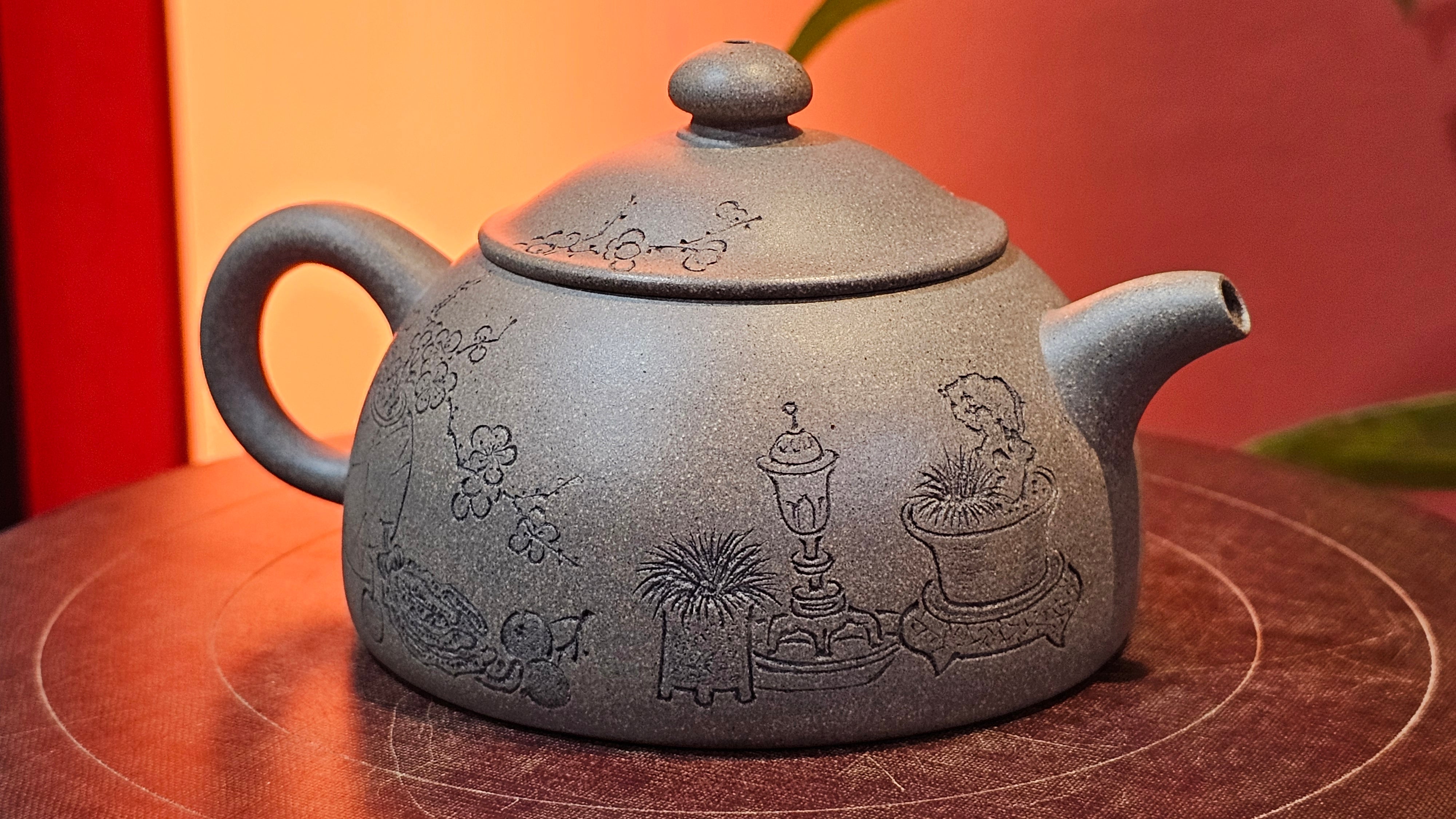 Ban Yue Hu《半月壶》~ "Half Moon Pot", 136.8ml, Qing Hui Duan 青灰段泥, by our Craftsman Zhang Huan 张欢, "Qing Gong Tu" 清供图 Engraving by Craftsman Nan Shan Lao Ren 南山老人 ~ Congratulations to Ms J.C.! 1243hrs 10th August 2025, Los Angeles, CA!