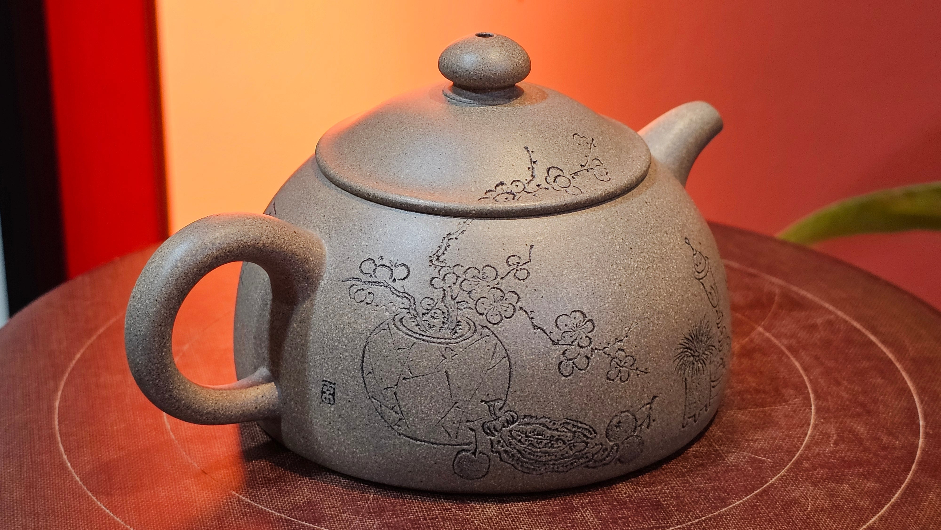 Ban Yue Hu《半月壶》~ "Half Moon Pot", 136.8ml, Qing Hui Duan 青灰段泥, by our Craftsman Zhang Huan 张欢, "Qing Gong Tu" 清供图 Engraving by Craftsman Nan Shan Lao Ren 南山老人 ~ Congratulations to Ms J.C.! 1243hrs 10th August 2025, Los Angeles, CA!