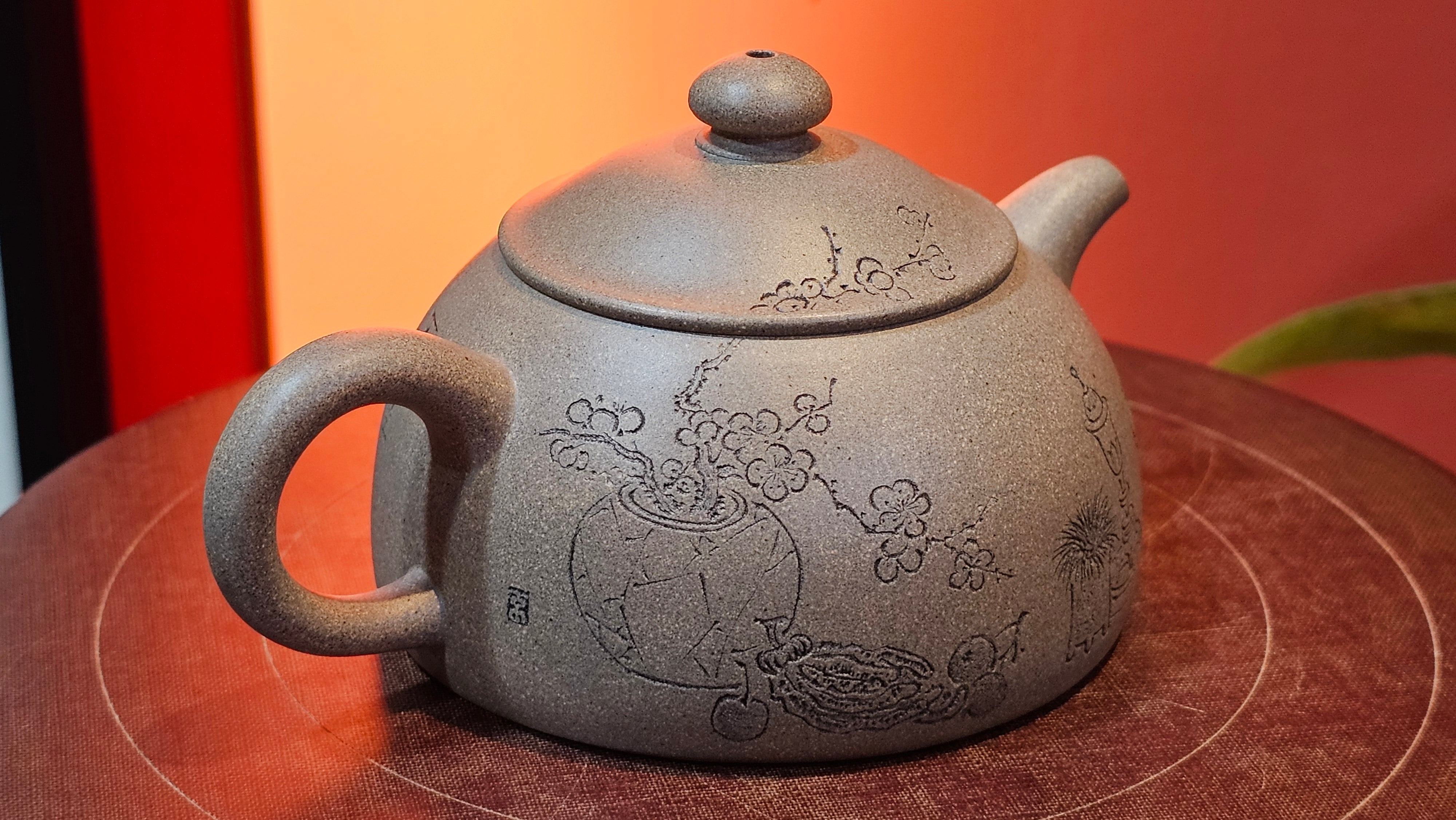 Ban Yue Hu《半月壶》~ "Half Moon Pot", 136.8ml, Qing Hui Duan 青灰段泥, by our Craftsman Zhang Huan 张欢, "Qing Gong Tu" 清供图 Engraving by Craftsman Nan Shan Lao Ren 南山老人 ~ Congratulations to Ms J.C.! 1243hrs 10th August 2025, Los Angeles, CA!