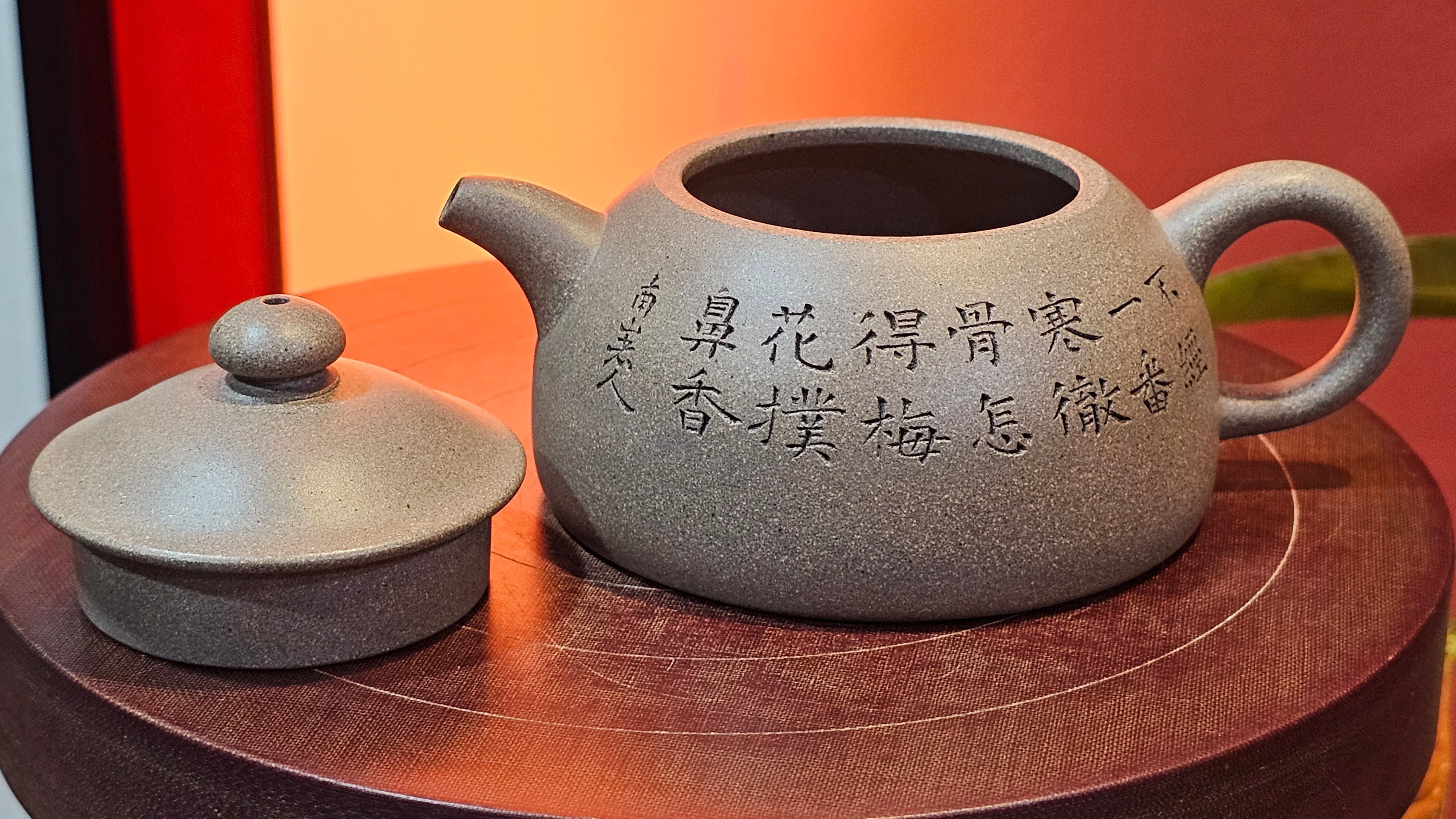 Ban Yue Hu《半月壶》~ "Half Moon Pot", 136.8ml, Qing Hui Duan 青灰段泥, by our Craftsman Zhang Huan 张欢, "Qing Gong Tu" 清供图 Engraving by Craftsman Nan Shan Lao Ren 南山老人 ~ Congratulations to Ms J.C.! 1243hrs 10th August 2025, Los Angeles, CA!
