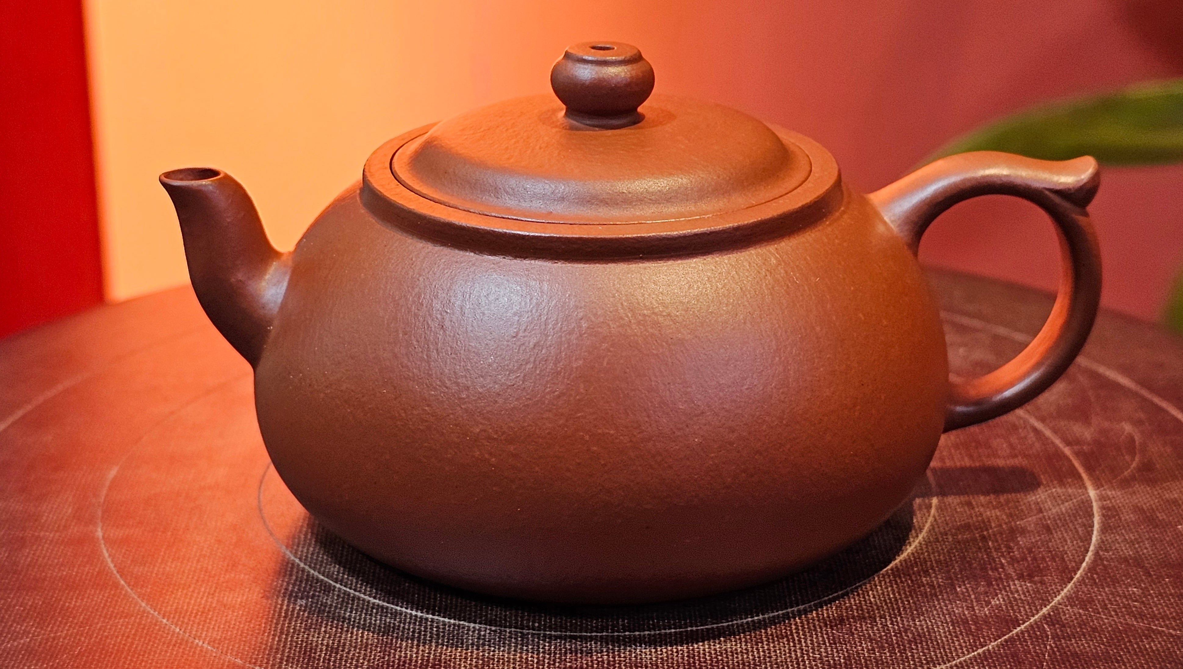 Guan Bo 观博, 94.6ml, Xiao Mei Yao Zhu Ni 小煤窑朱泥 by our Collaborative Craftsman Zhai Yi Yao 翟一耀。