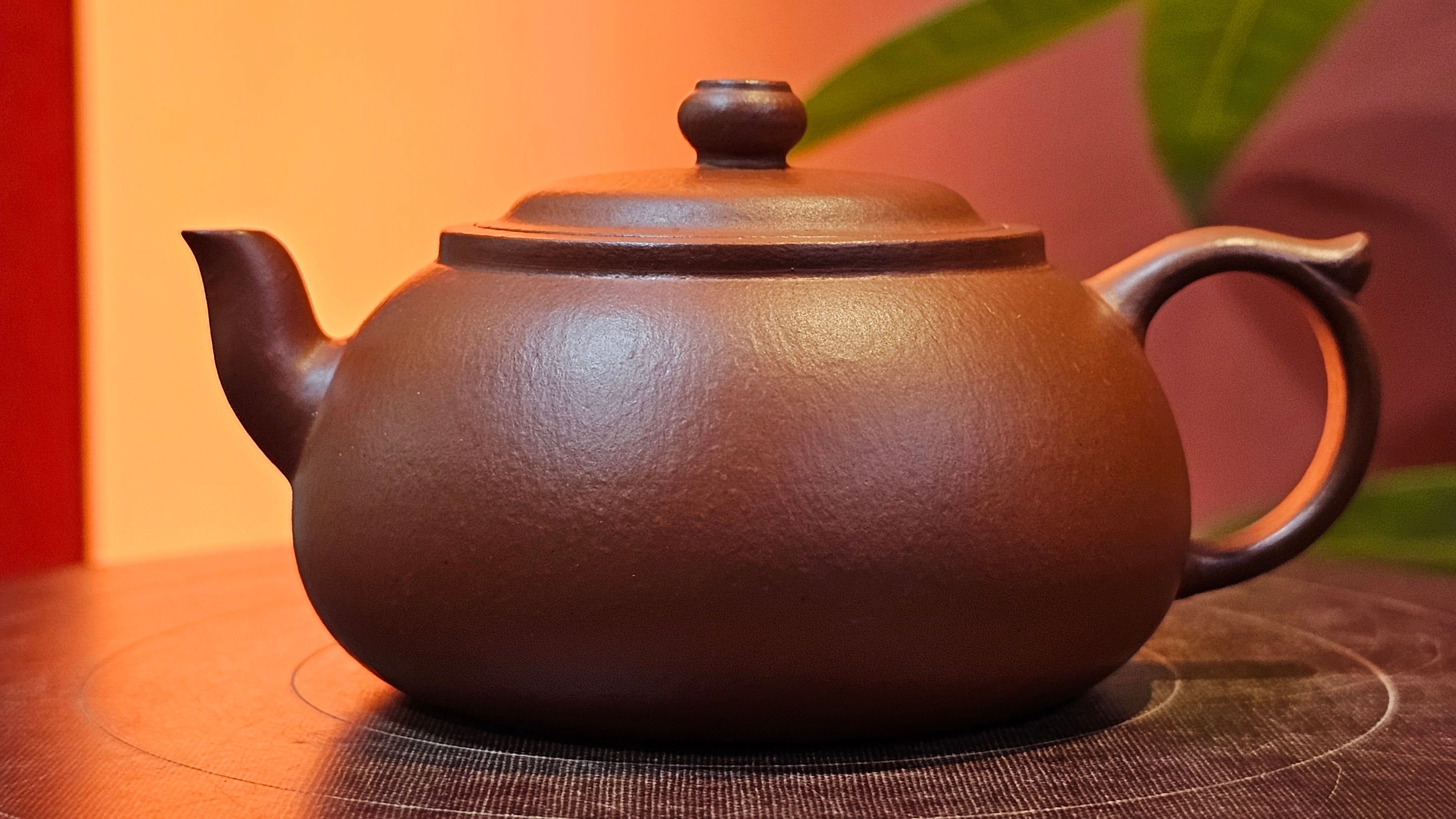 Guan Bo 观博, 94.6ml, Xiao Mei Yao Zhu Ni 小煤窑朱泥 by our Collaborative Craftsman Zhai Yi Yao 翟一耀。