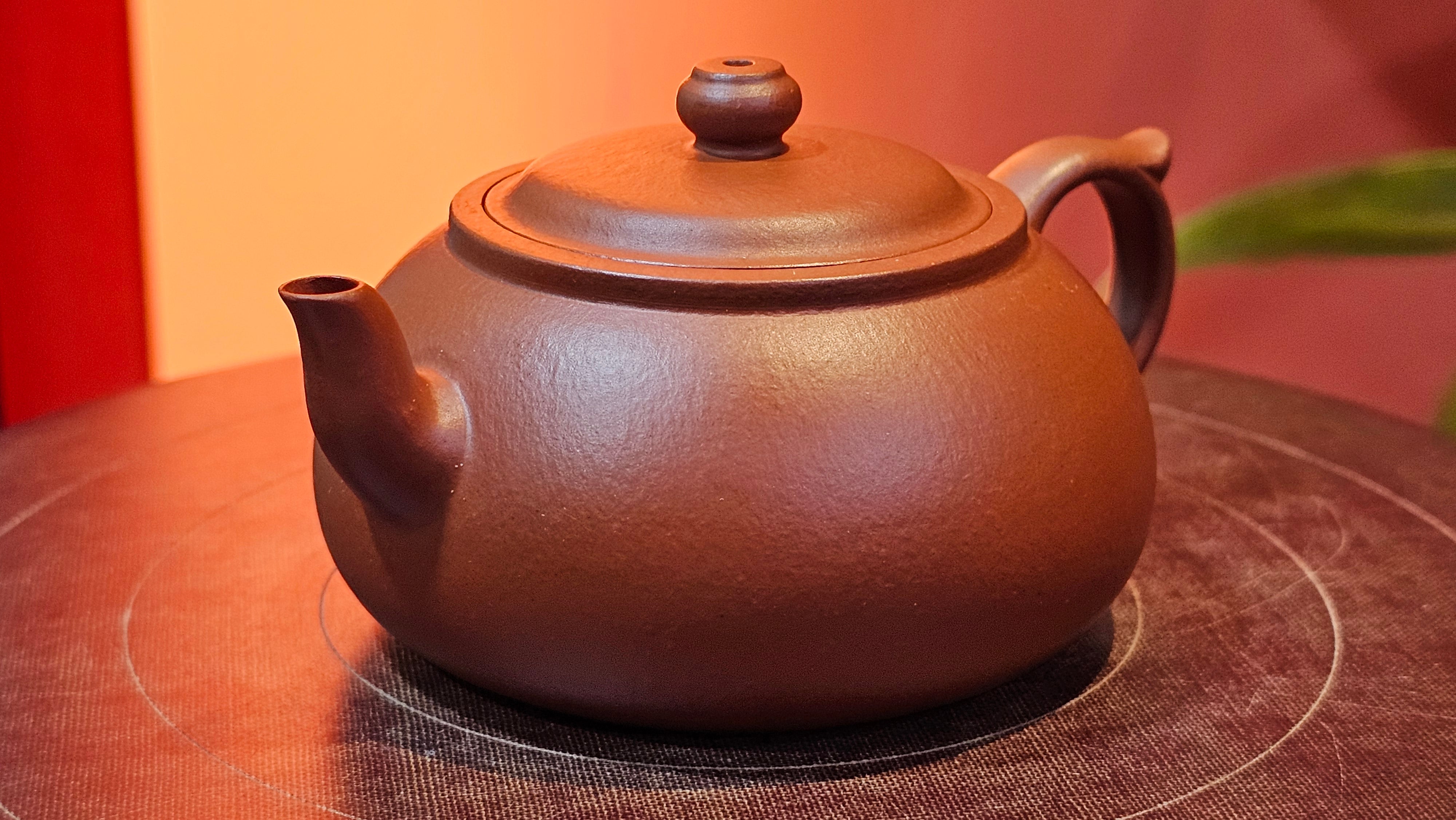 Guan Bo 观博, 94.6ml, Xiao Mei Yao Zhu Ni 小煤窑朱泥 by our Collaborative Craftsman Zhai Yi Yao 翟一耀。