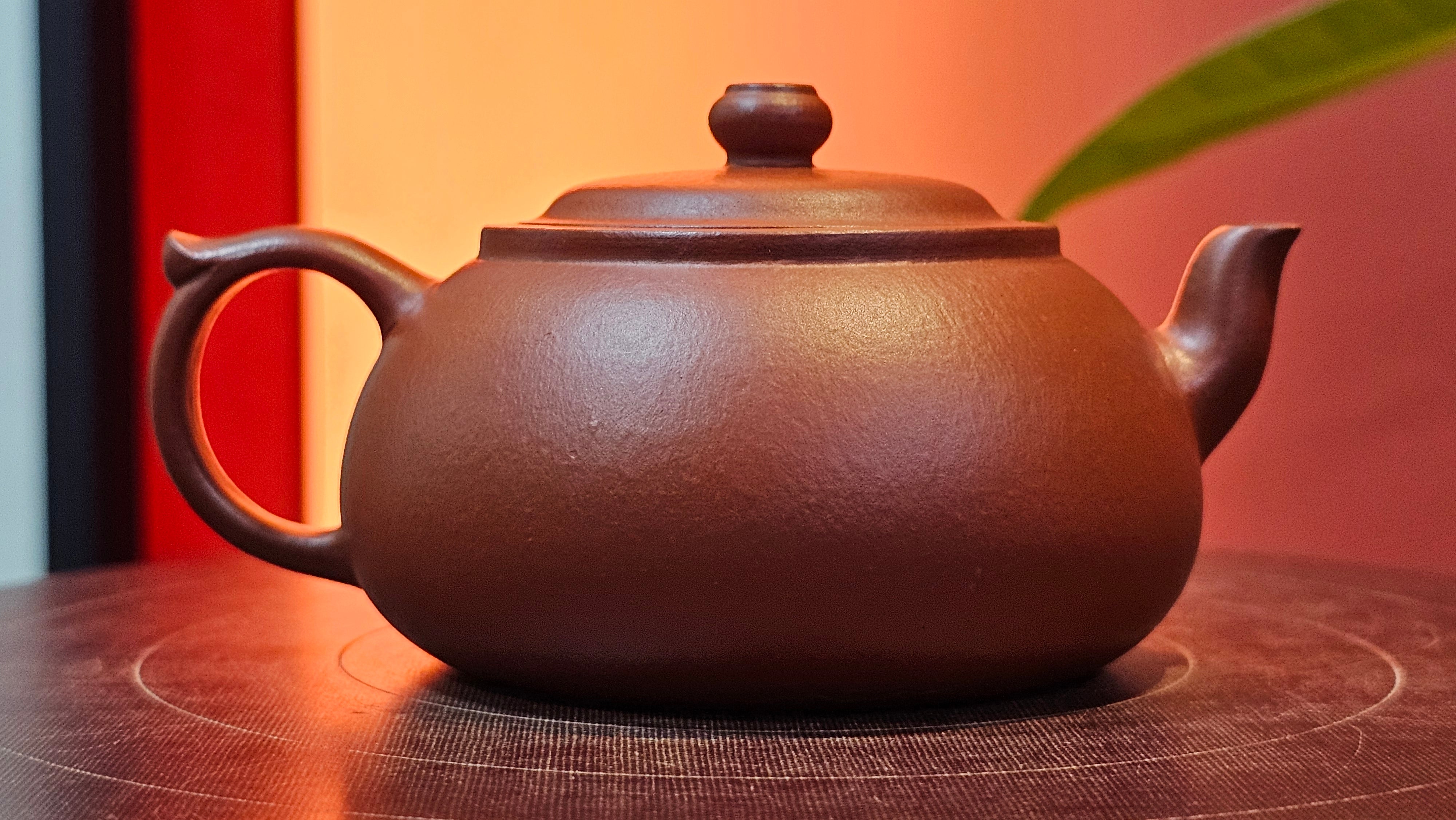 Guan Bo 观博, 94.6ml, Xiao Mei Yao Zhu Ni 小煤窑朱泥 by our Collaborative Craftsman Zhai Yi Yao 翟一耀。