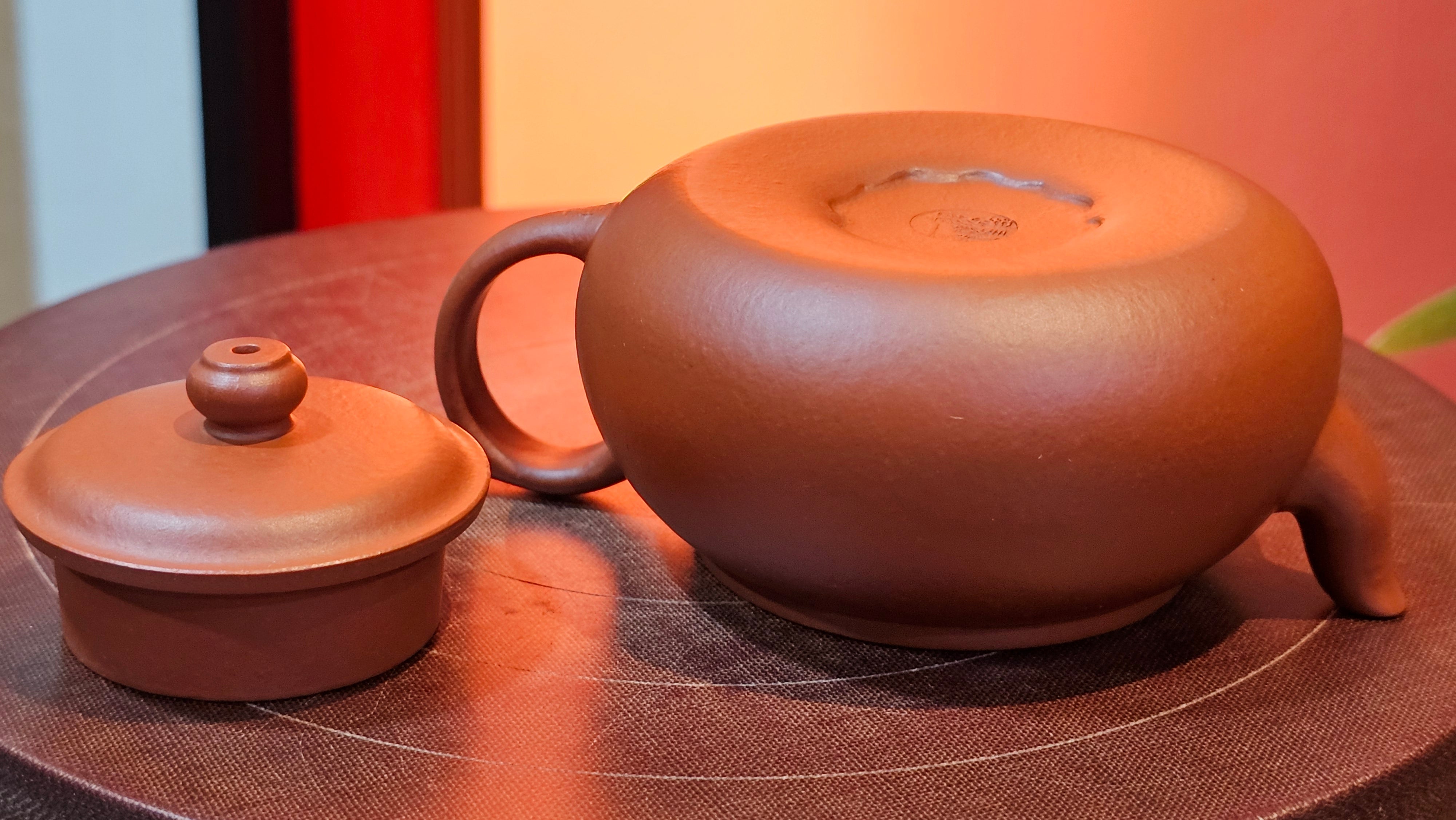 Guan Bo 观博, 94.6ml, Xiao Mei Yao Zhu Ni 小煤窑朱泥 by our Collaborative Craftsman Zhai Yi Yao 翟一耀。