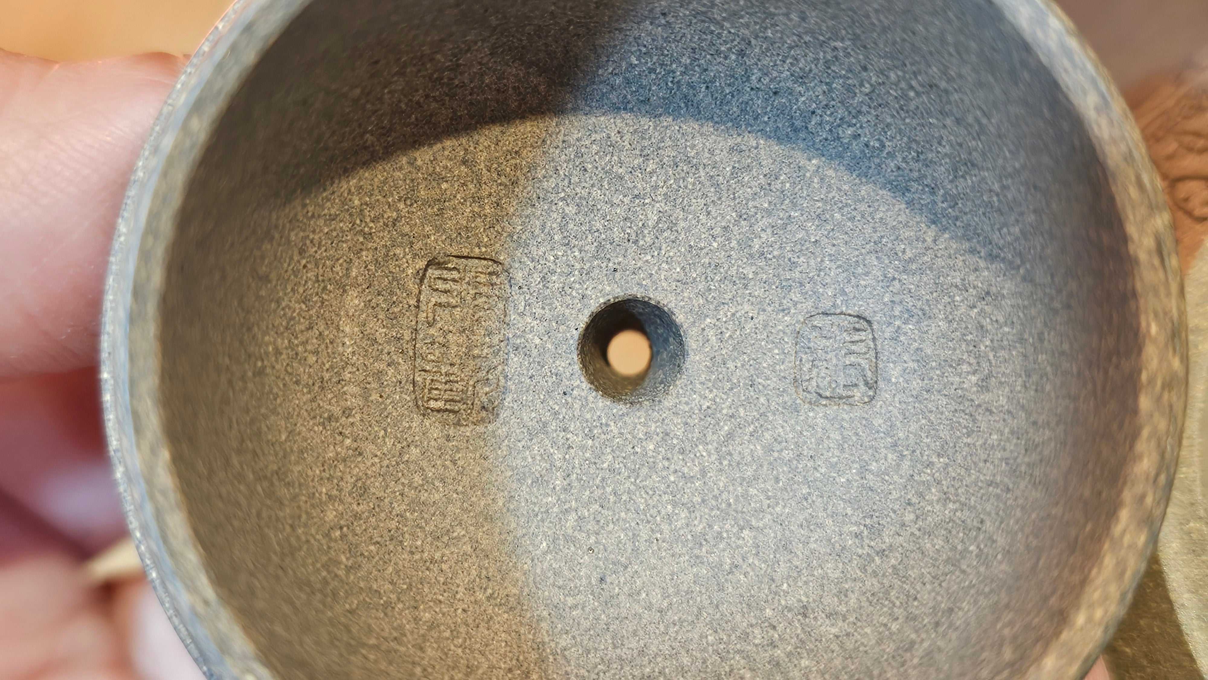 Ban Yue Hu《半月壶》~ "Half Moon Pot", 141.8ml, Qing Hui Duan 青灰段泥, by our Craftsman Zhang Huan 张欢, "Qing Gong Tu" 清供图 Engraving by Craftsman Nan Shan Lao Ren 南山老人 ~ Congratulations to!Mr T.A.! 2112hrs 12th August 2025, Samorin! Slovakia🇸🇰.