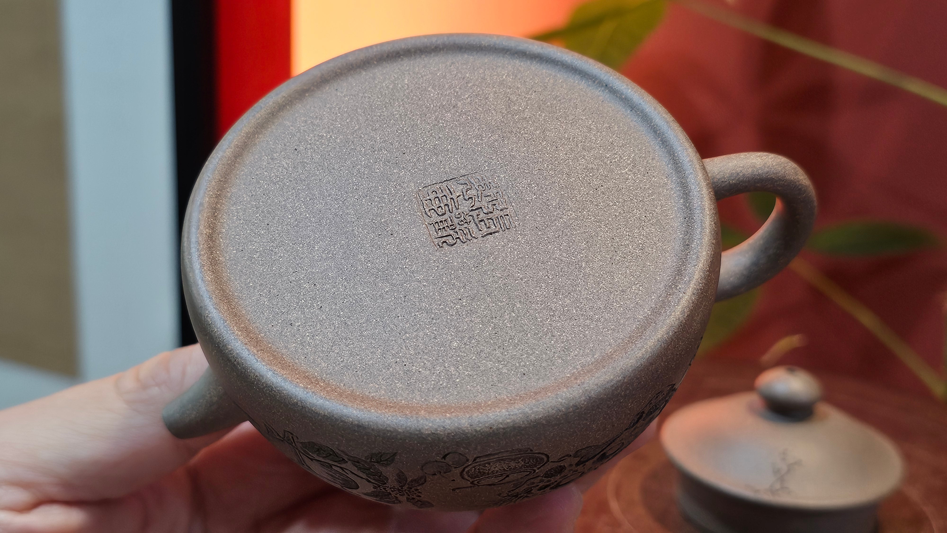 Ban Yue Hu《半月壶》~ "Half Moon Pot", 141.8ml, Qing Hui Duan 青灰段泥, by our Craftsman Zhang Huan 张欢, "Qing Gong Tu" 清供图 Engraving by Craftsman Nan Shan Lao Ren 南山老人 ~ Congratulations to!Mr T.A.! 2112hrs 12th August 2025, Samorin! Slovakia🇸🇰.
