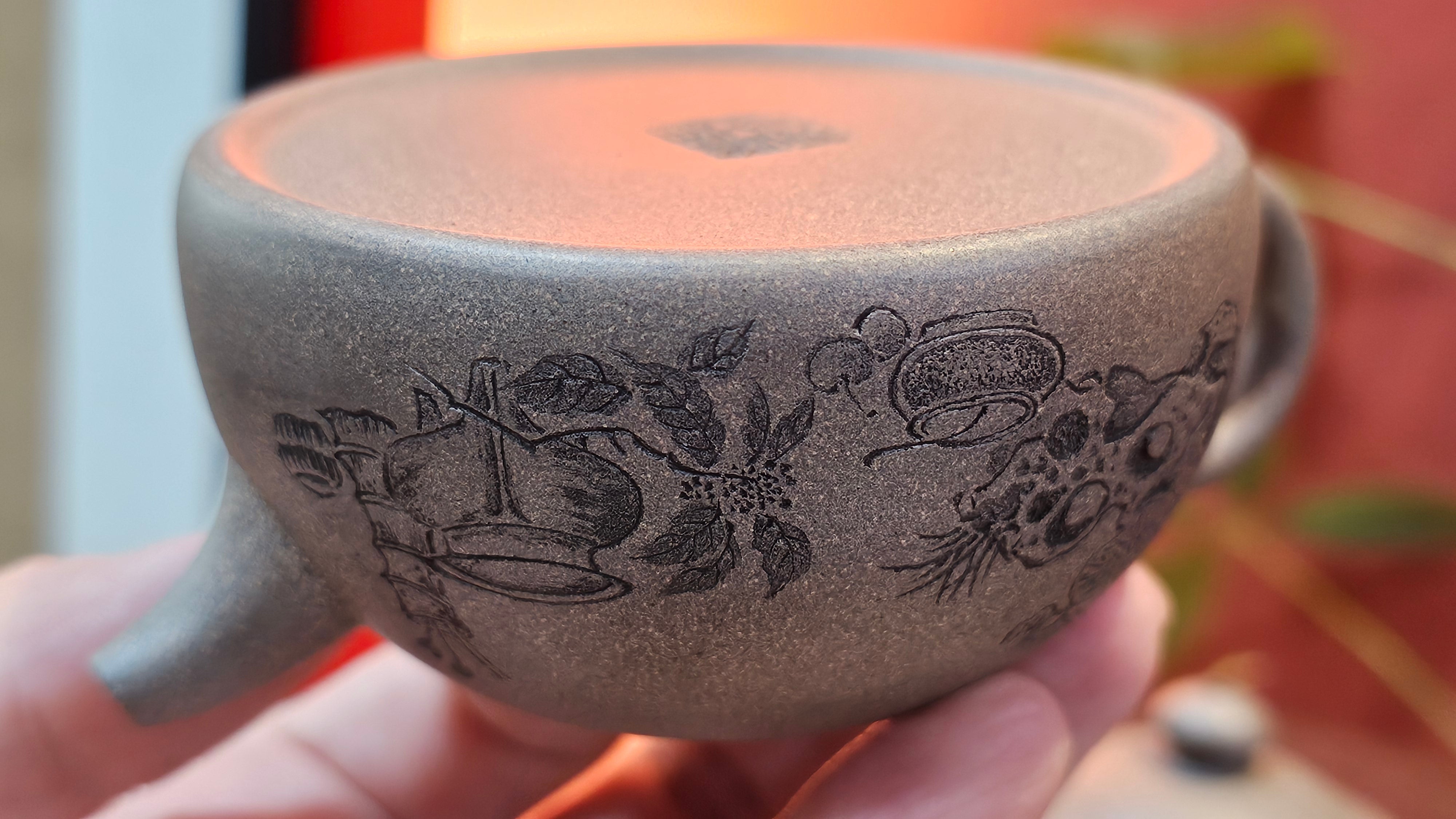 Ban Yue Hu《半月壶》~ "Half Moon Pot", 141.8ml, Qing Hui Duan 青灰段泥, by our Craftsman Zhang Huan 张欢, "Qing Gong Tu" 清供图 Engraving by Craftsman Nan Shan Lao Ren 南山老人 ~ Congratulations to!Mr T.A.! 2112hrs 12th August 2025, Samorin! Slovakia🇸🇰.