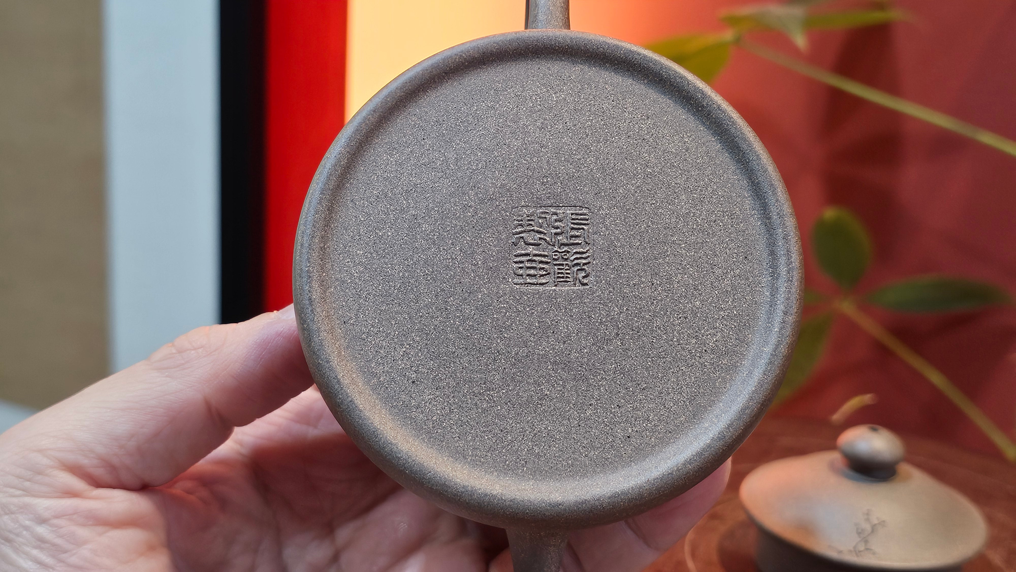 Ban Yue Hu《半月壶》~ "Half Moon Pot", 141.8ml, Qing Hui Duan 青灰段泥, by our Craftsman Zhang Huan 张欢, "Qing Gong Tu" 清供图 Engraving by Craftsman Nan Shan Lao Ren 南山老人 ~ Congratulations to!Mr T.A.! 2112hrs 12th August 2025, Samorin! Slovakia🇸🇰.